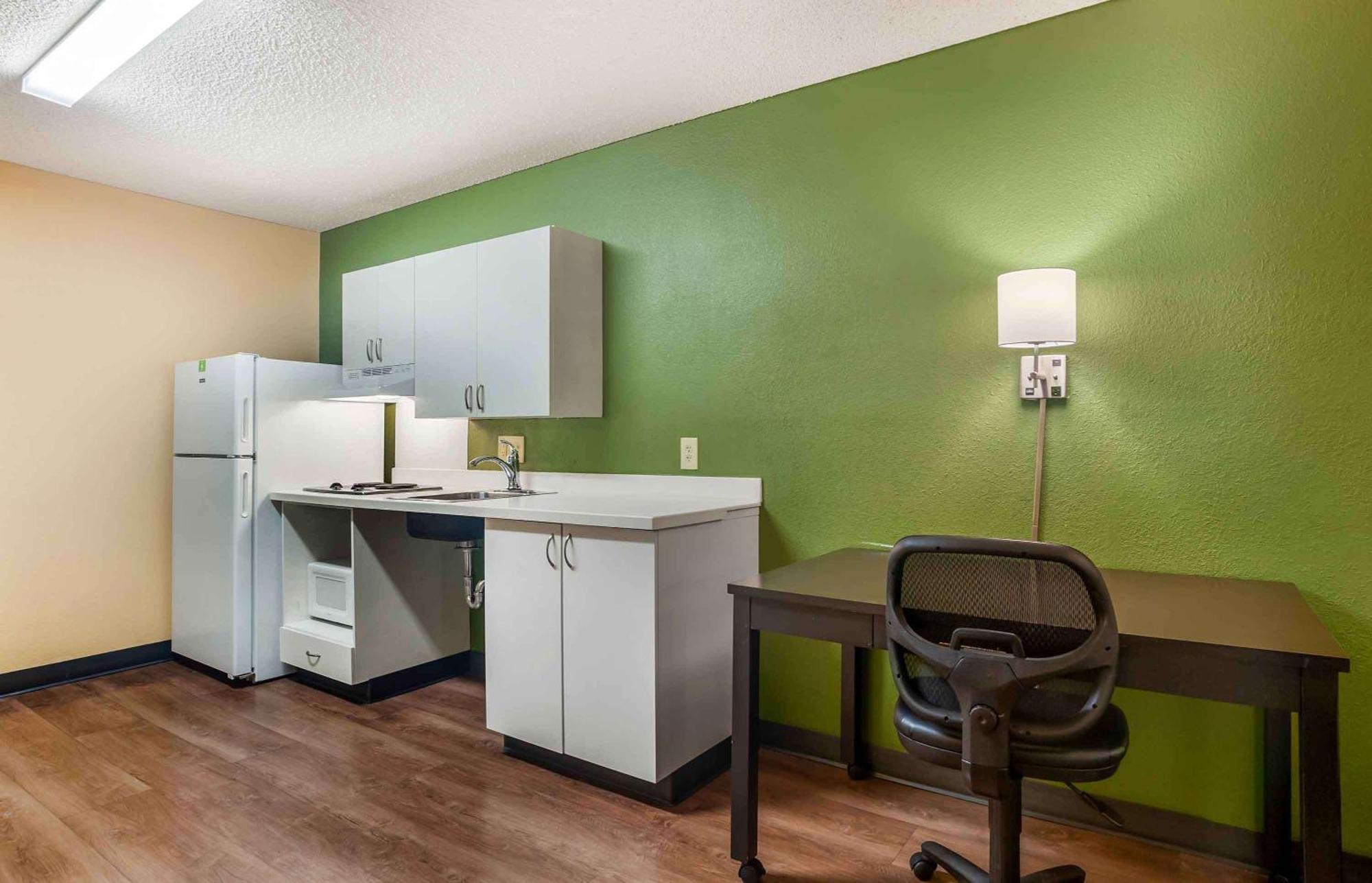 Queen studio 1 Queen Bed Disability Access or Non-Smoking