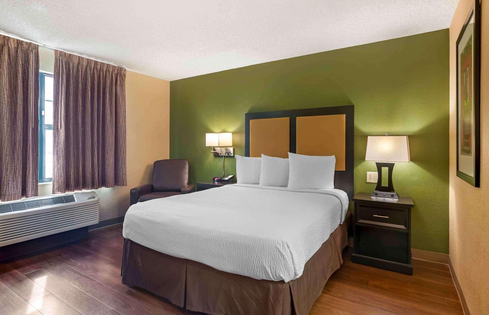 Queen studio 1 Queen Bed Disability Access or Non-Smoking,1626366284:JPEG