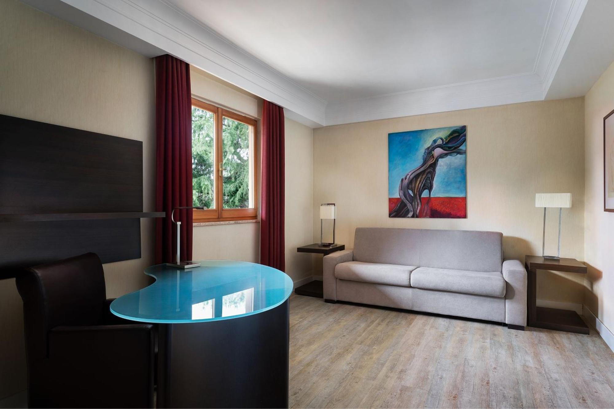 2 room Suite 1 King Sofa bed St PeterÂ´s Dome view