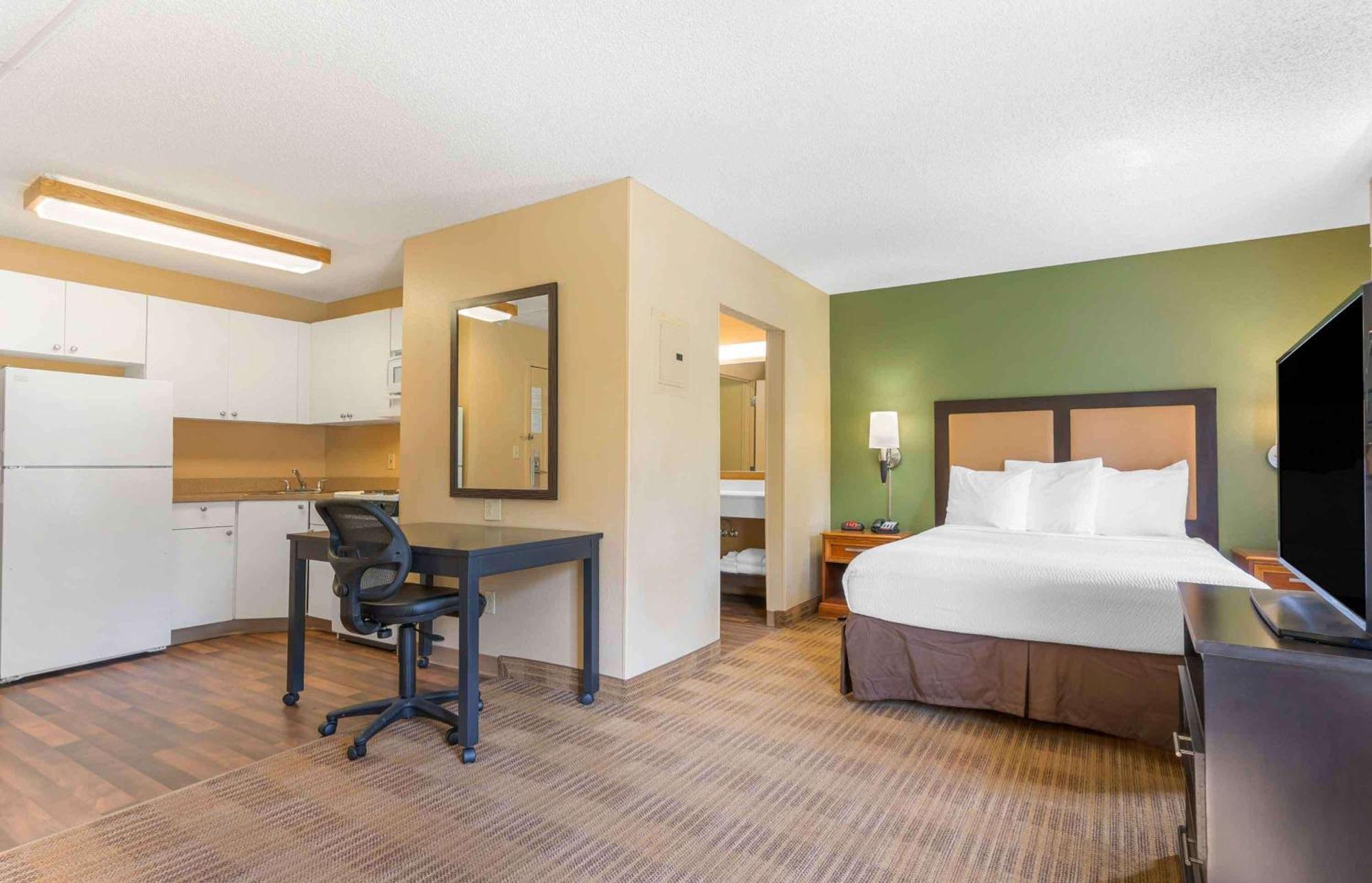 Deluxe Studio 1 Queen Bed Non-Smoking