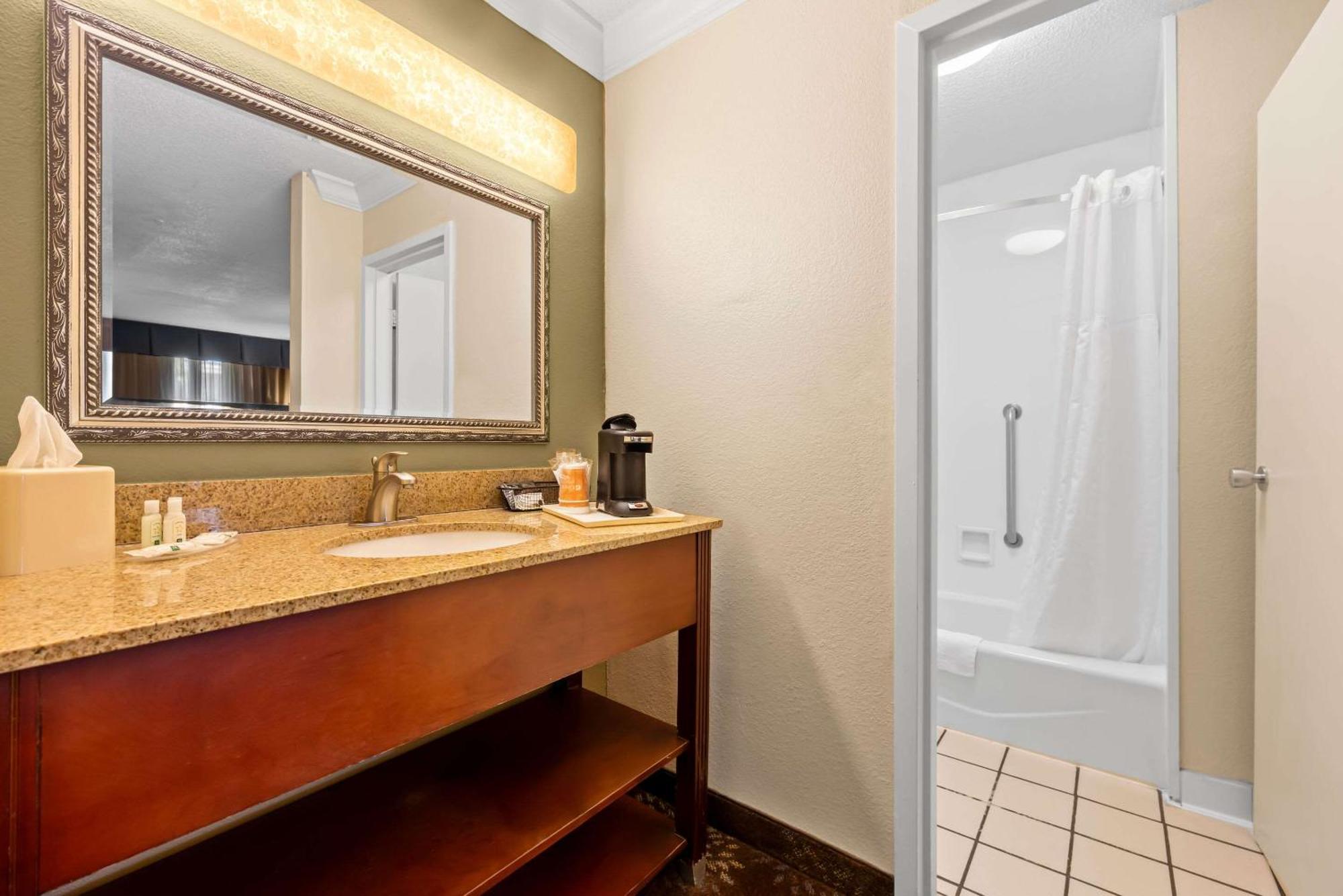 Queen Room with Tub - Disability Access/Non Smoking