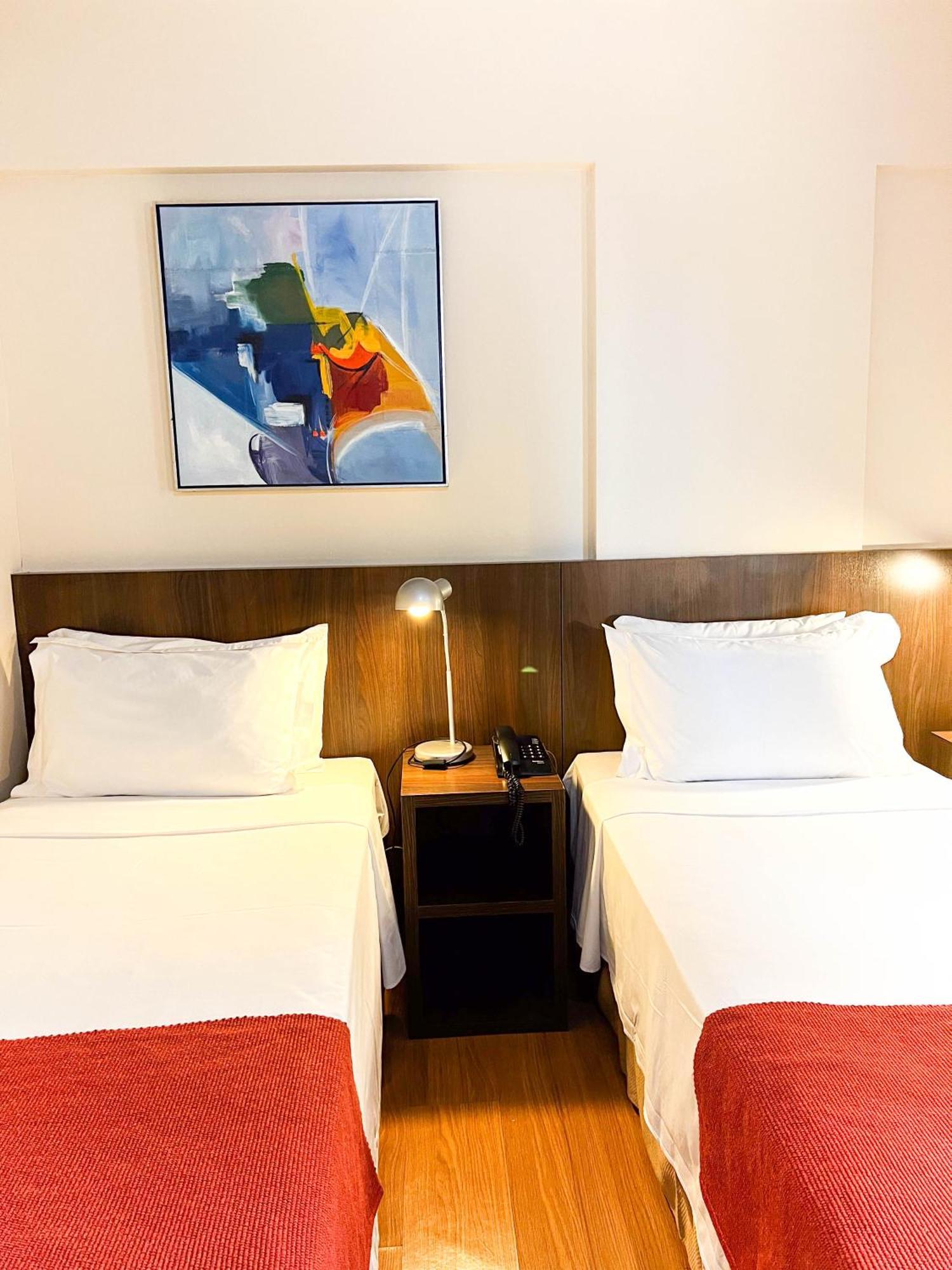 Quarto com 2 Camas de Solteiro