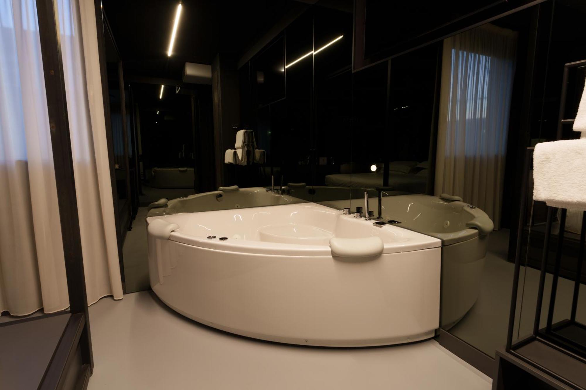 Executive King Room Spa Bath