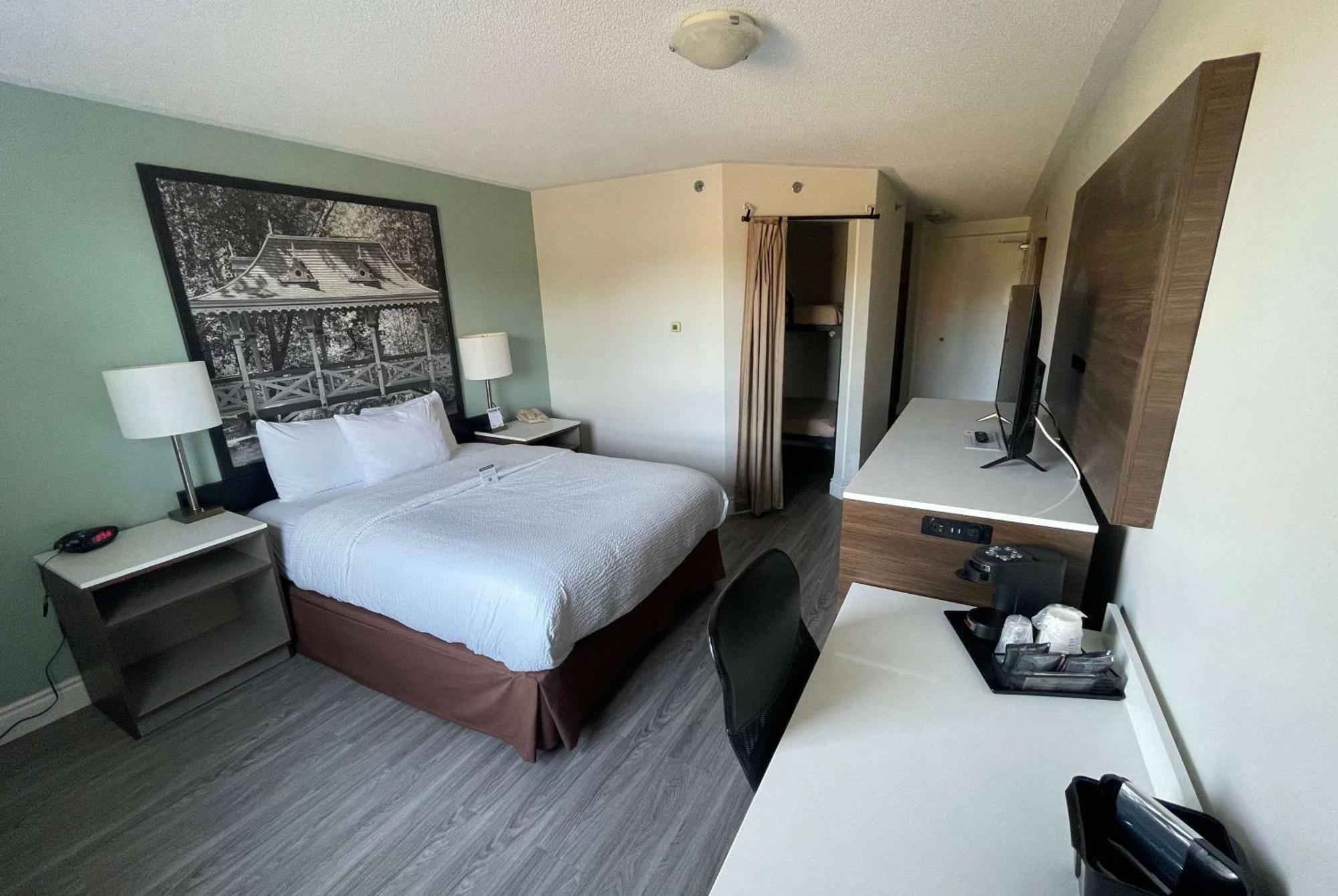Queen Suite Bunk Bed Non-Smoking
