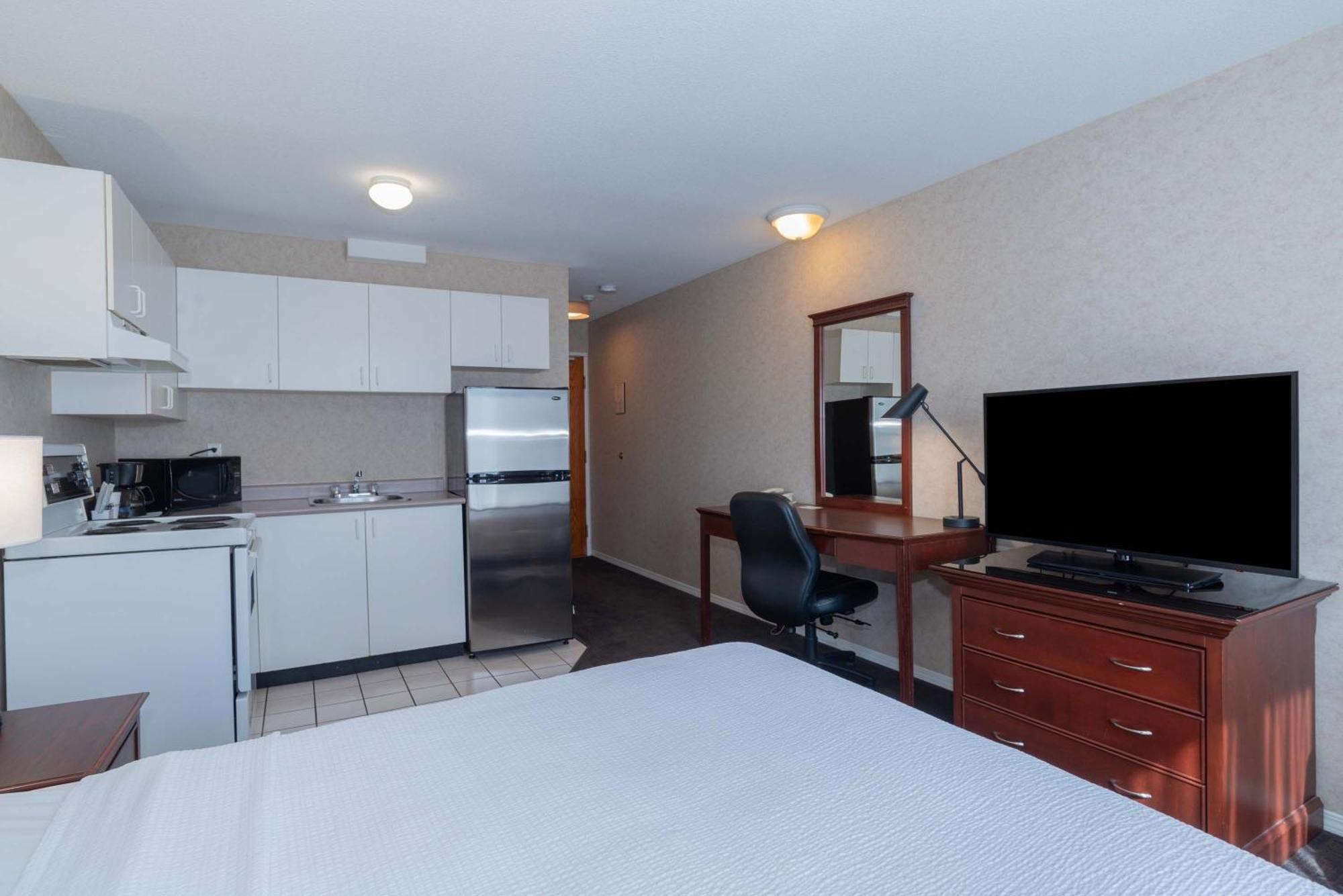 Studio Suite 1 Queen Bed Kitchen