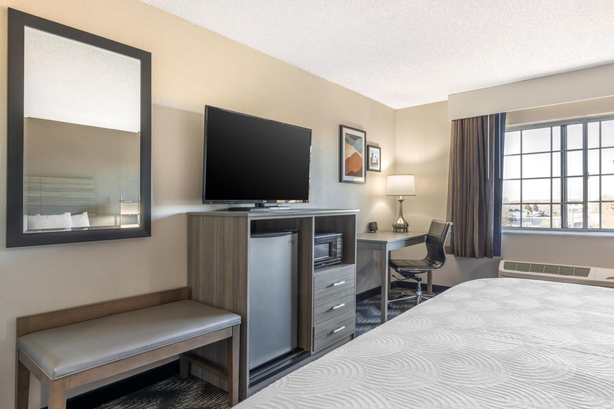1 King Bed Nonsmoking Accessible Interior Hall,1629404496:JPEG