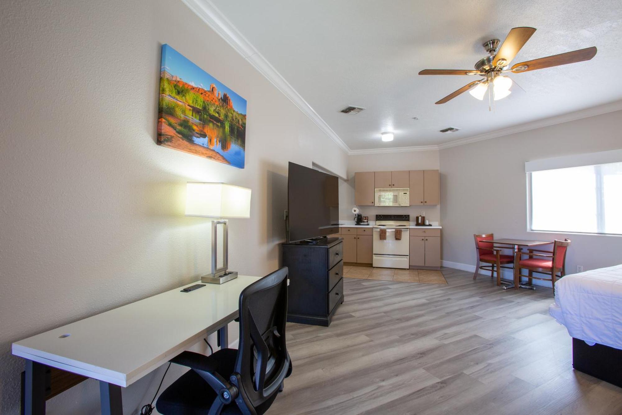 Cozy Kitchenette King Suite