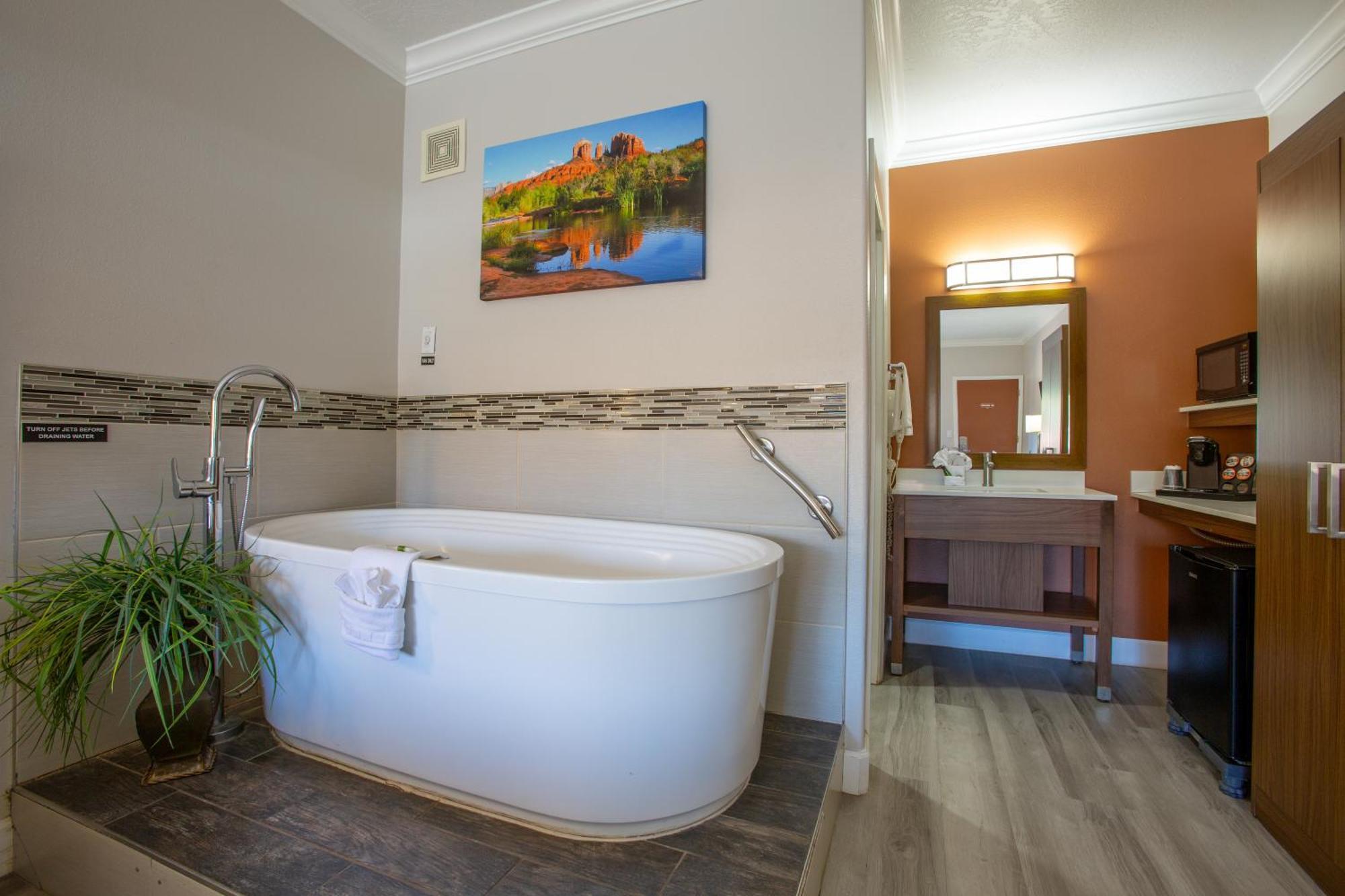 King Soaking Tub Bell Rock View