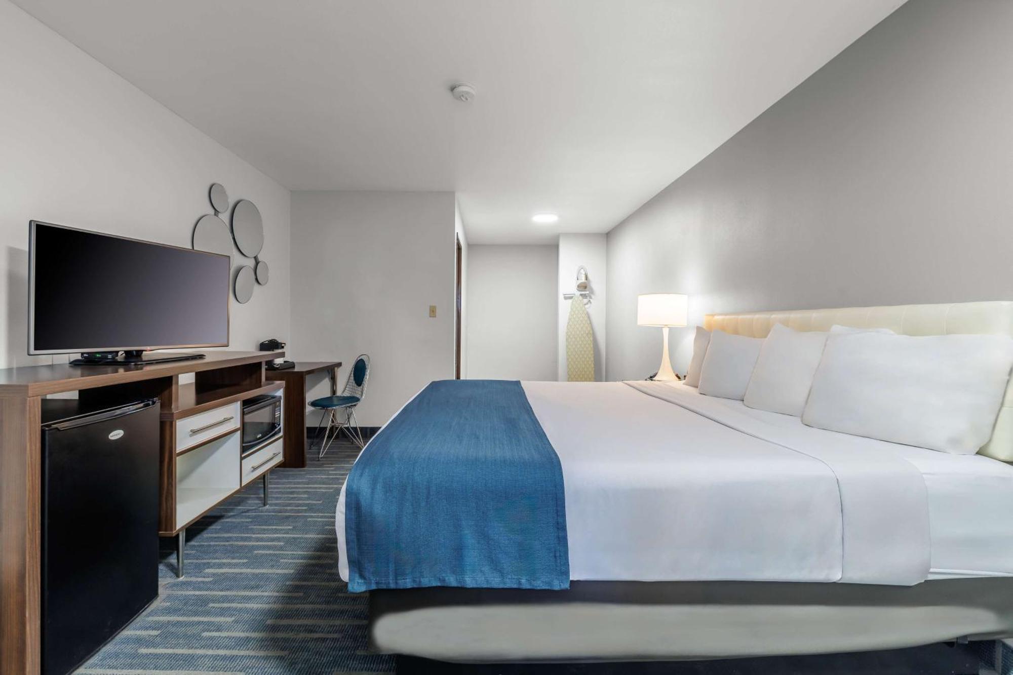 King Room with Roll-In Shower - Mobility/Hearing Accessible - Non-Smoking