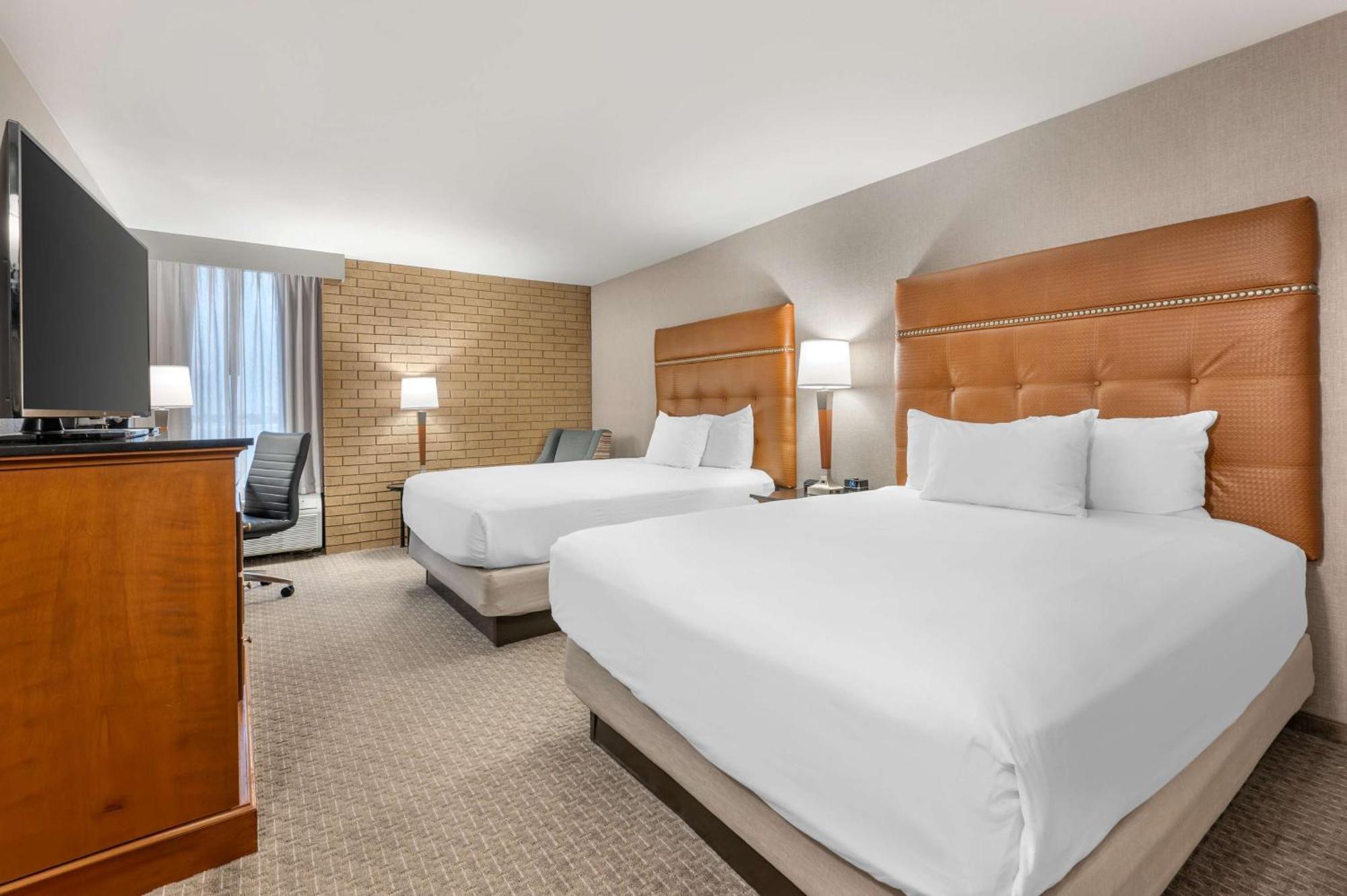 Deluxe Queen Room Two Queen Beds Accessible Tub
