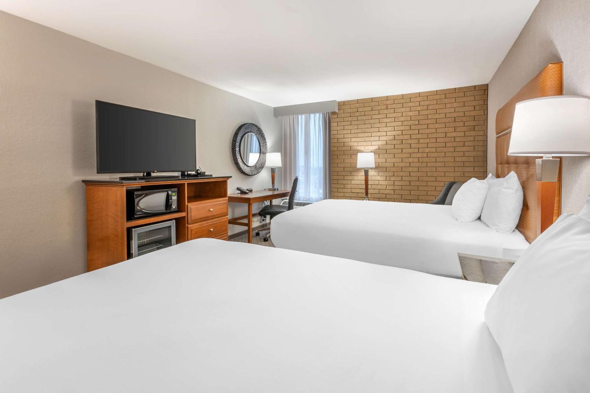 Deluxe Queen Room Two Queen Beds Accessible Tub