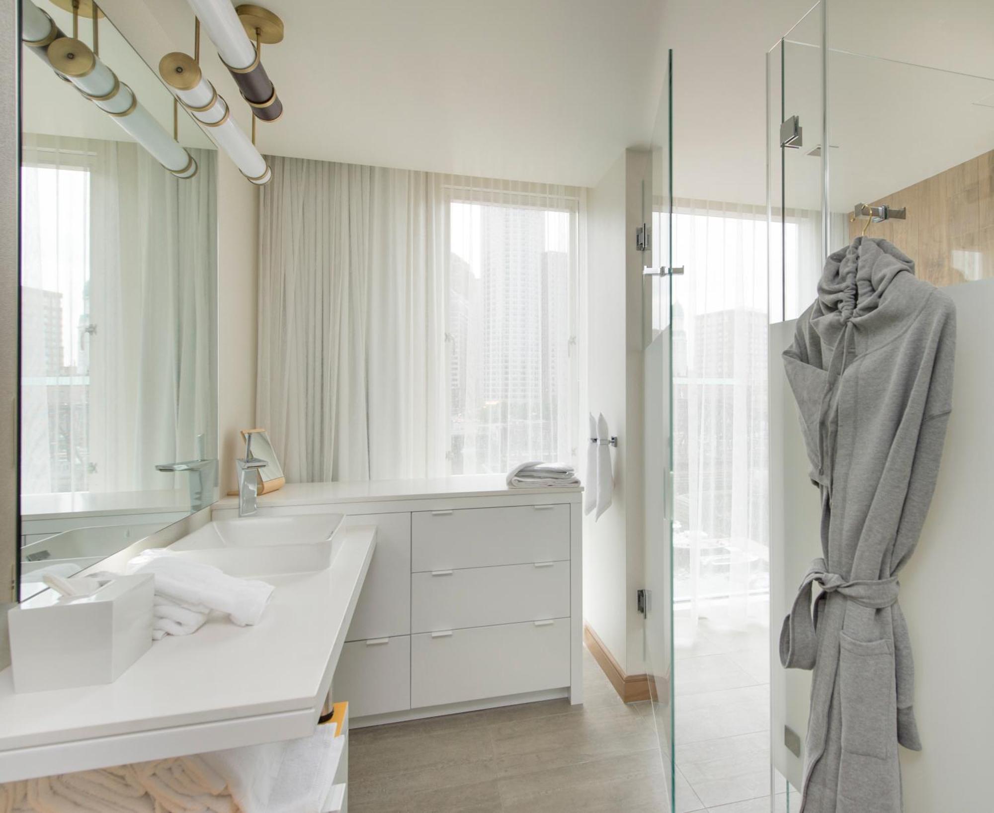 Deluxe King Room Water View