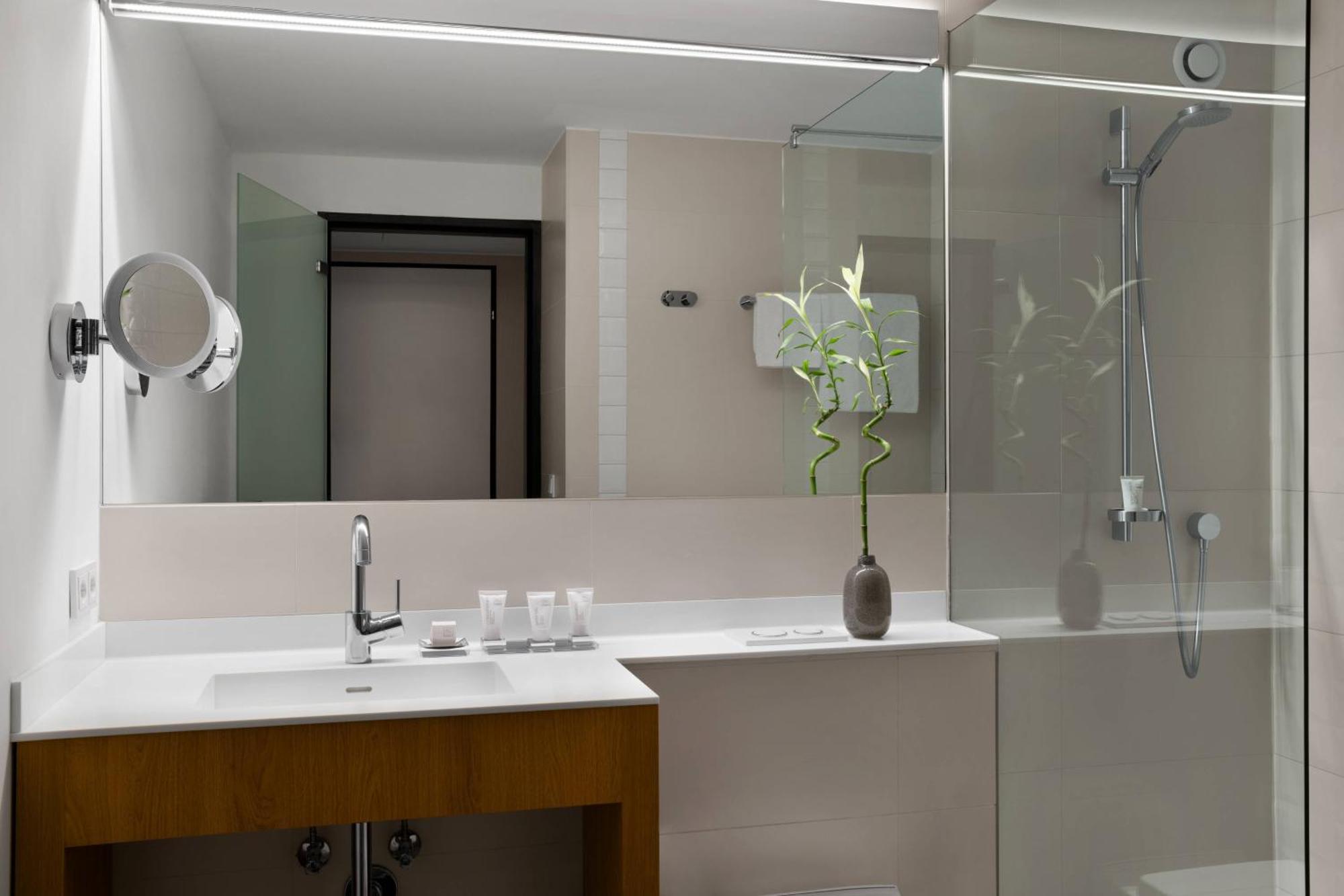 Deluxe Guest Room with Two Double Beds and Mountain View - High Floor