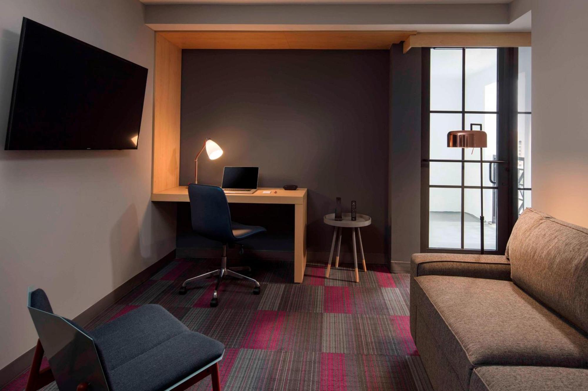Aloft Guest Suite Guest room 2 Double City view Balcony,1631587990:JPEG