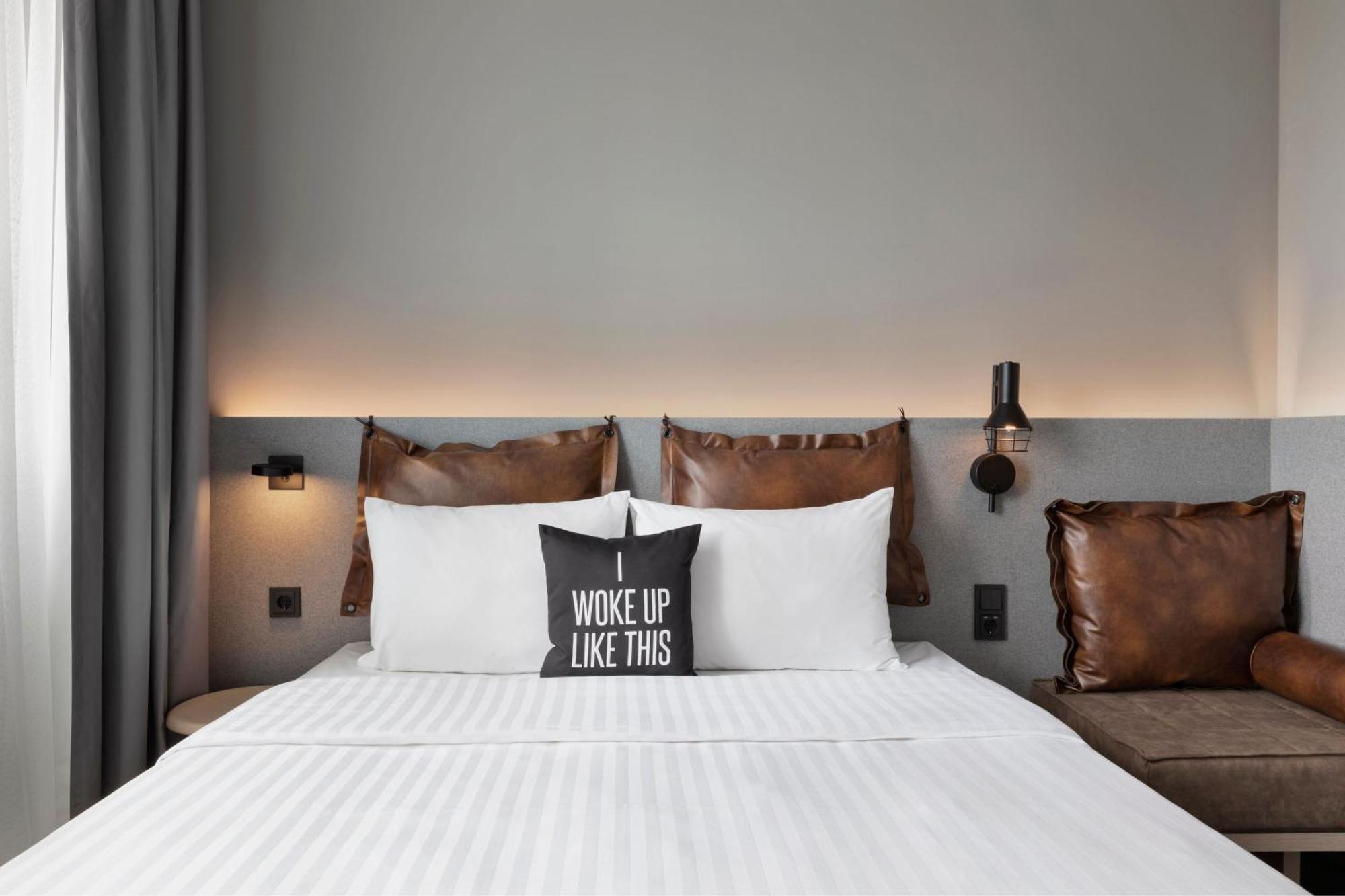 Moxy Queen Room