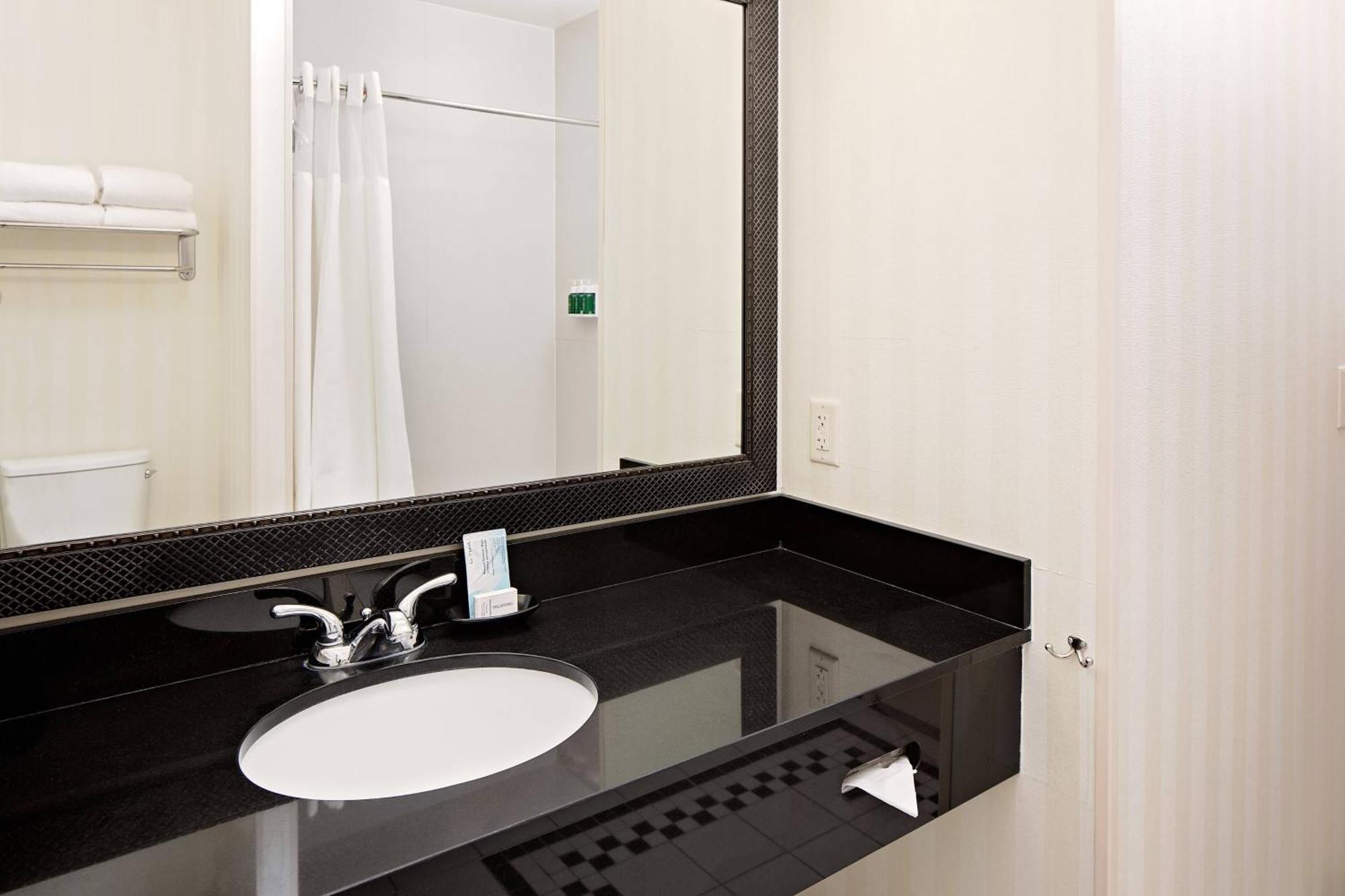 Queen Room with Two Queen Beds - Hearing Accessible