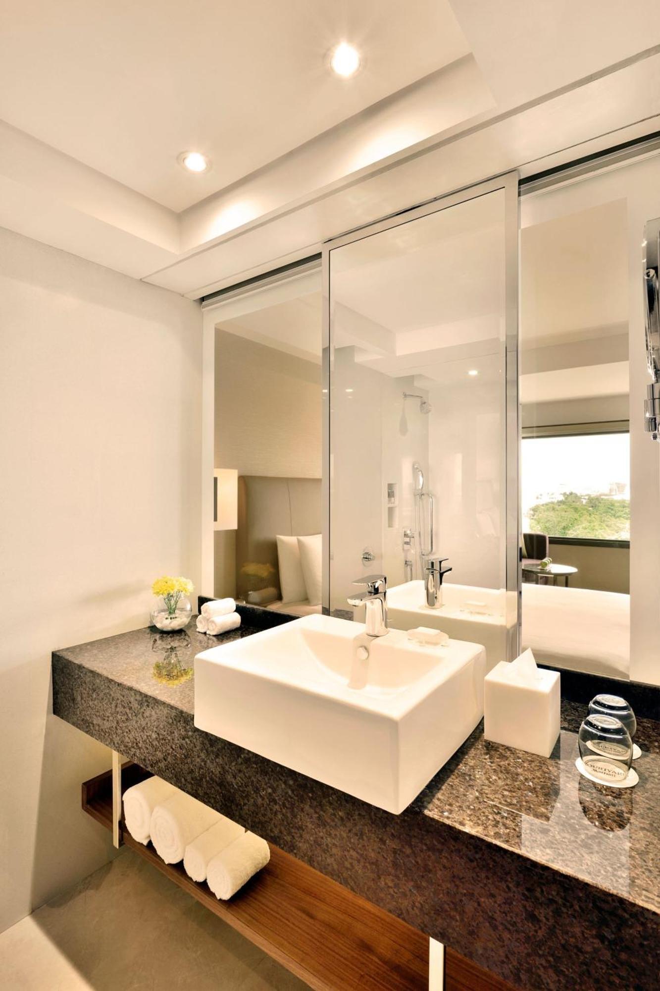 King Suite Hearing Access or Non-Smoking
