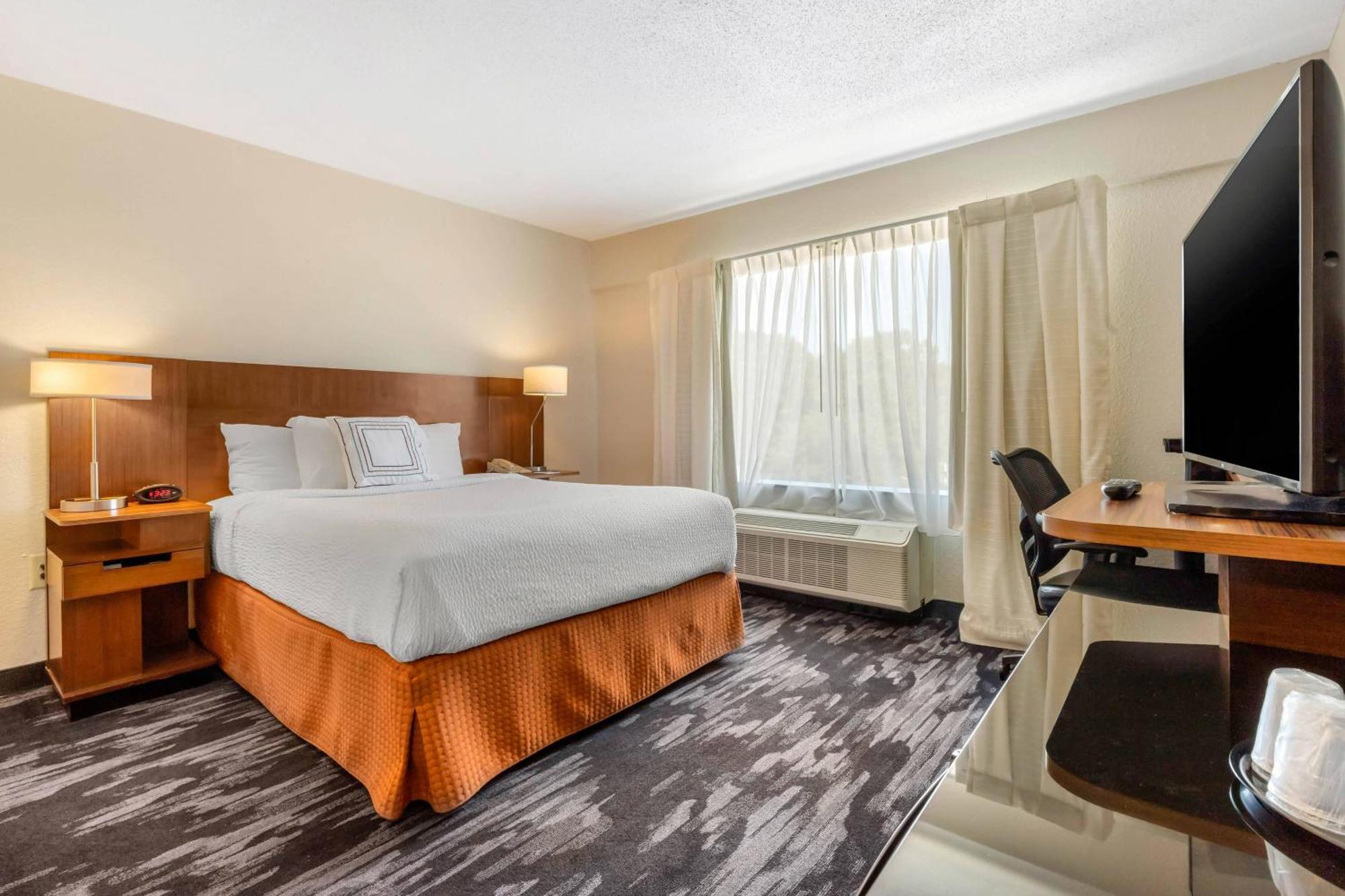 Queen Room with Adapted Tub - Mobility Accessible