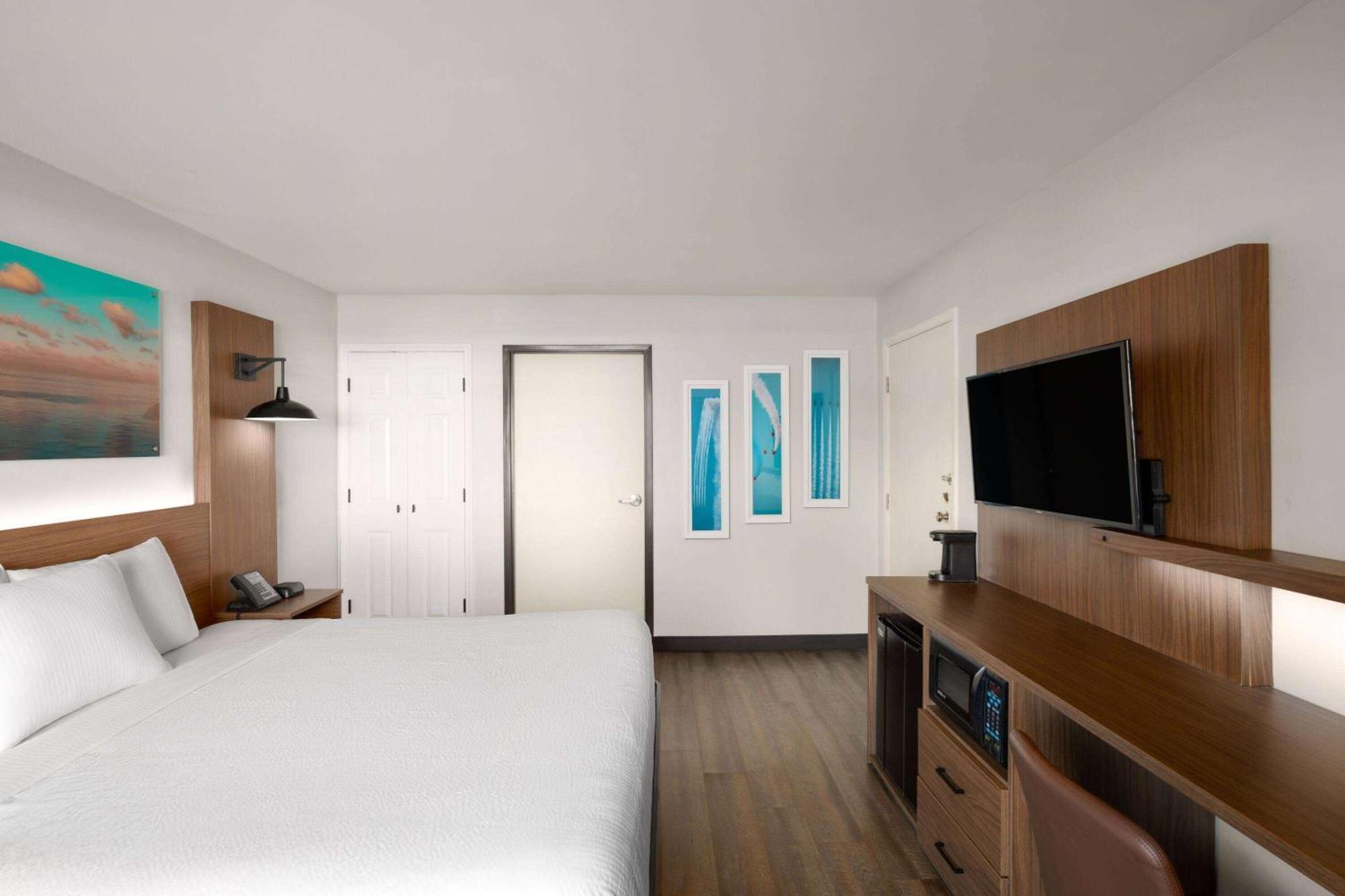 King Room Bath Tub Mobility Accessible or Non-Smoking