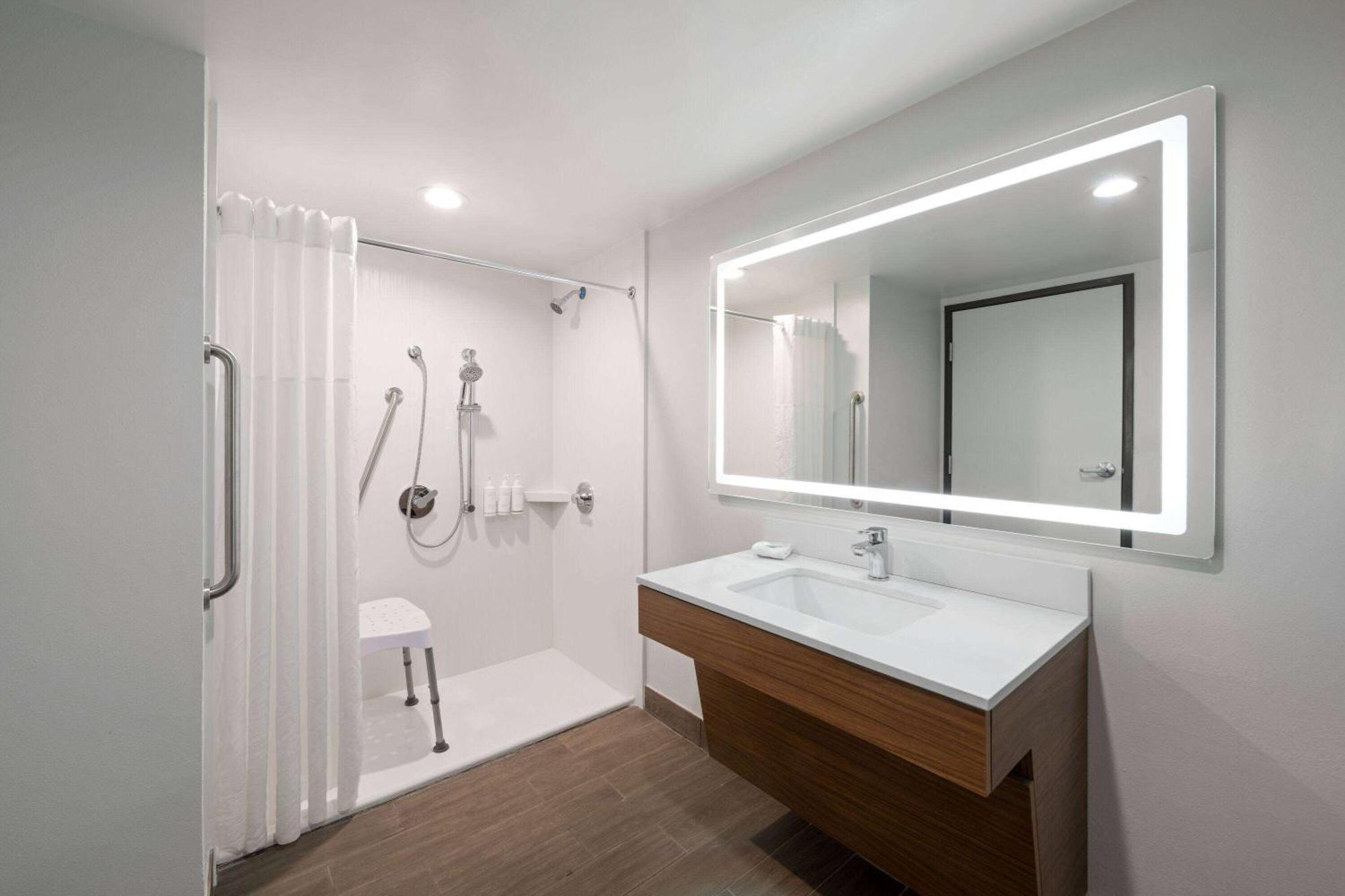 King Room Bath Tub Mobility Accessible or Non-Smoking