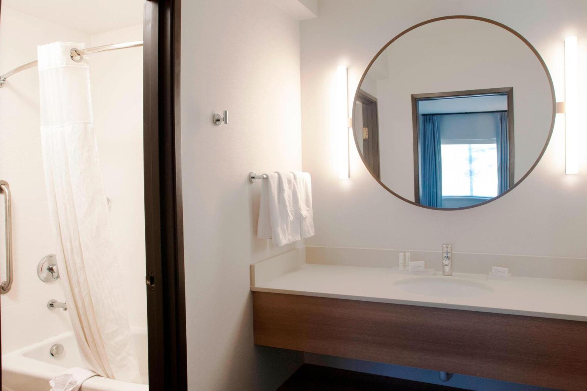 Standard Guestroom with 1 King Bed