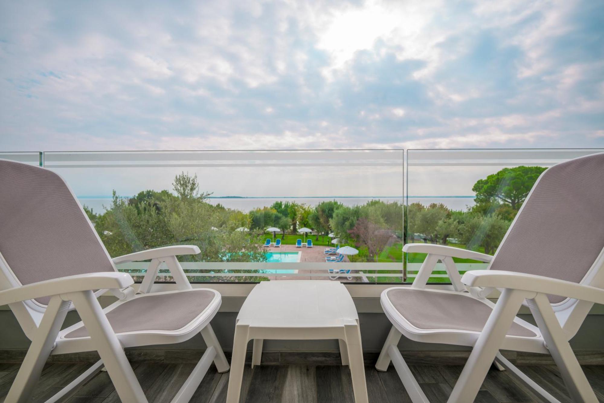 Deluxe Double or Twin Room Lake View