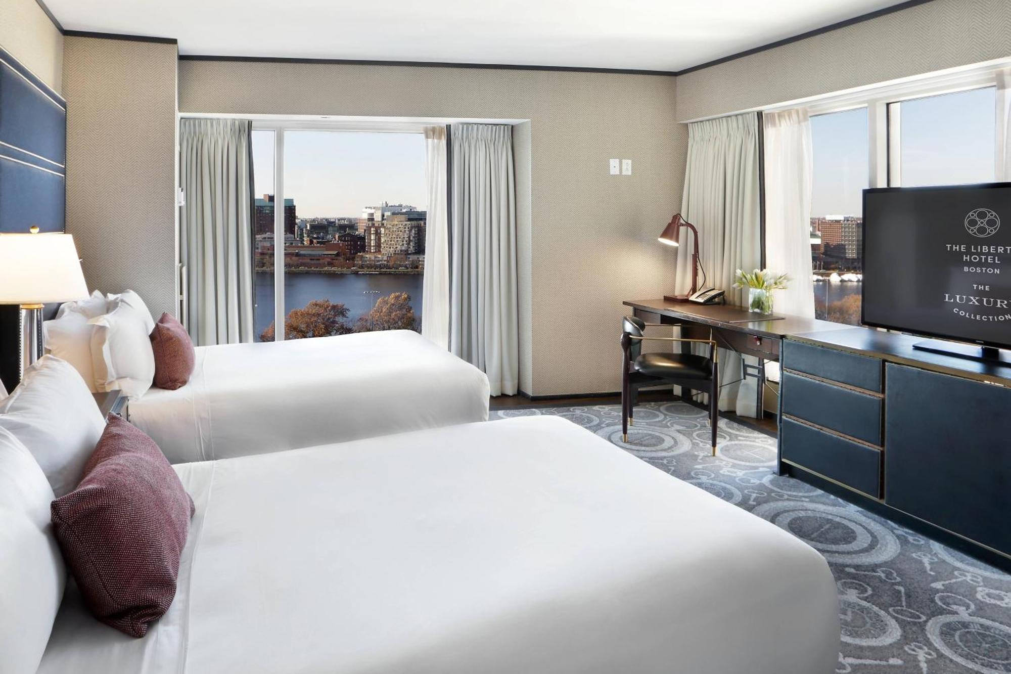 Quarto Grand Deluxe Maior com 2 Camas de Casal e Vista do Rio