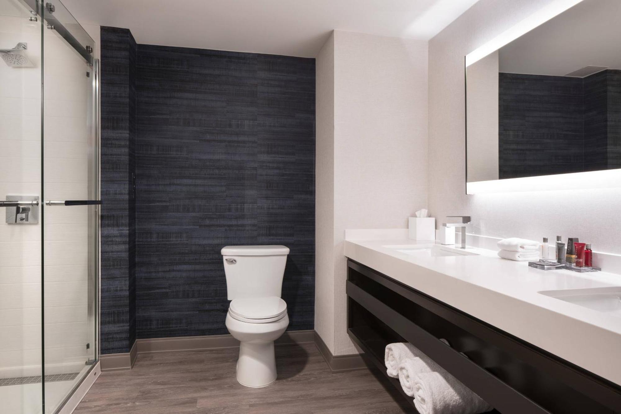 1 Bedroom Executive Suite 1 King Corner room