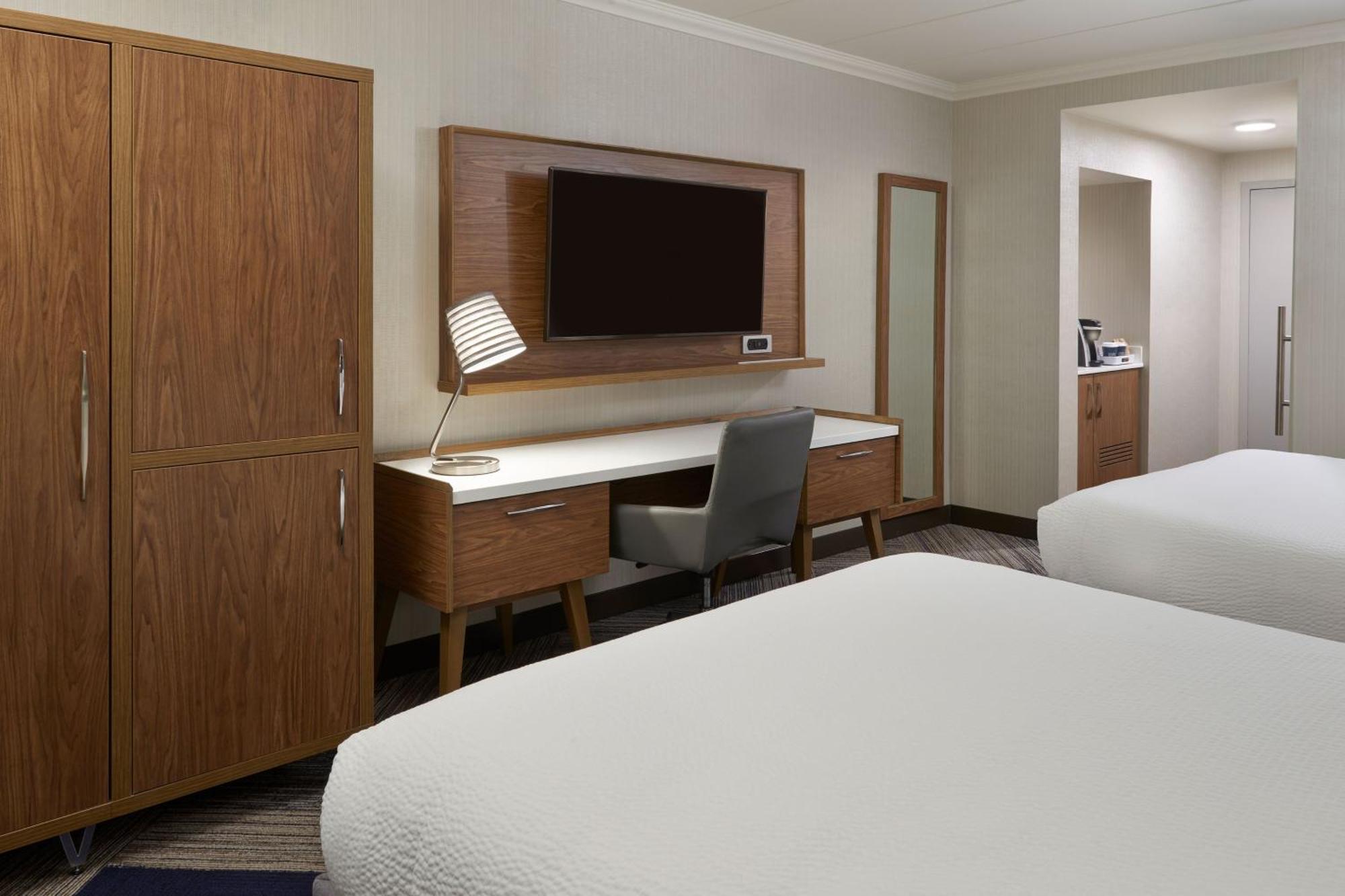 Guest room, 2 Queen, City view