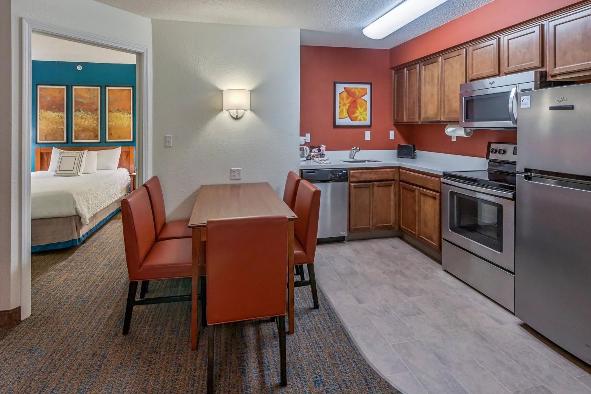 One-Bedroom Queen Suite