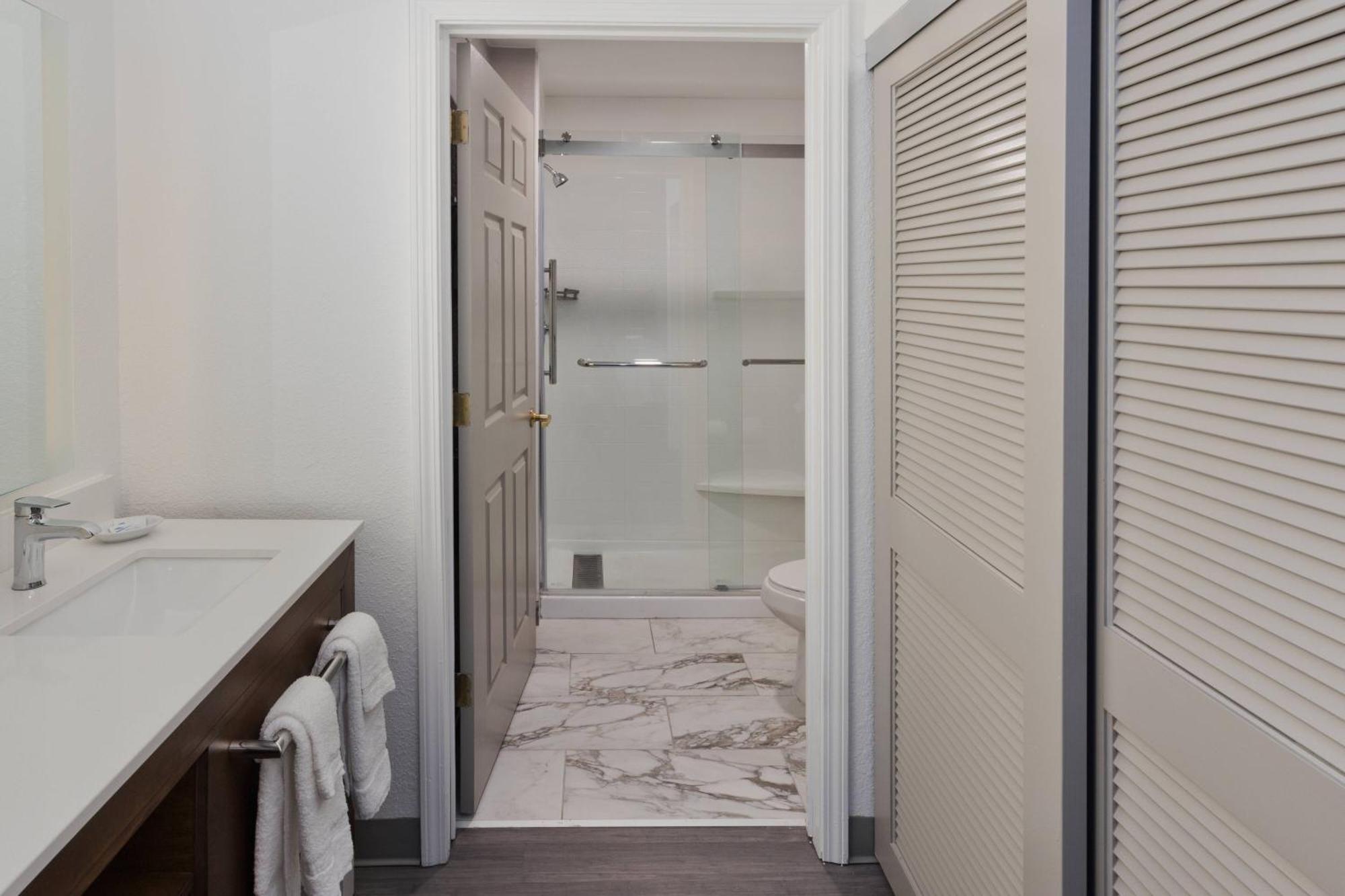 One-Bedroom Queen Suite