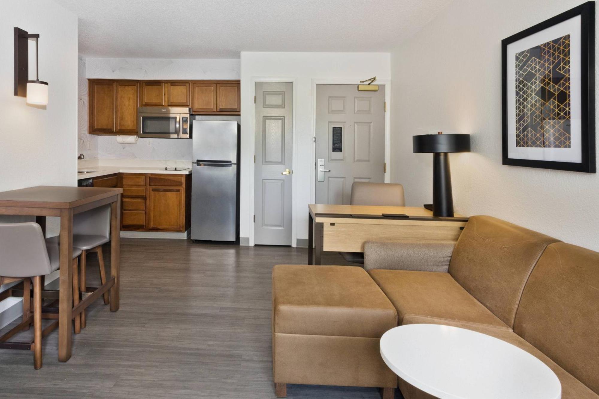 One-Bedroom Queen Suite