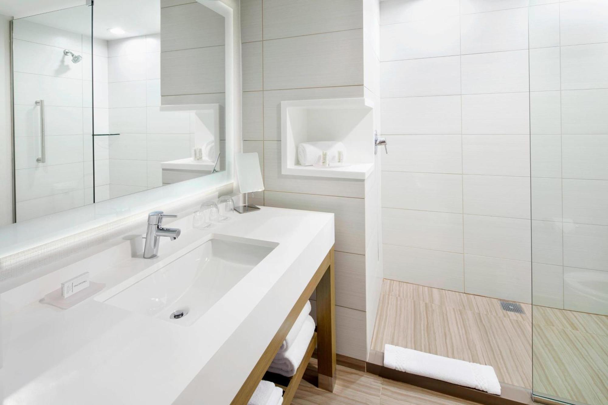 Larger King Room with Roll-In Shower - Mobility Access