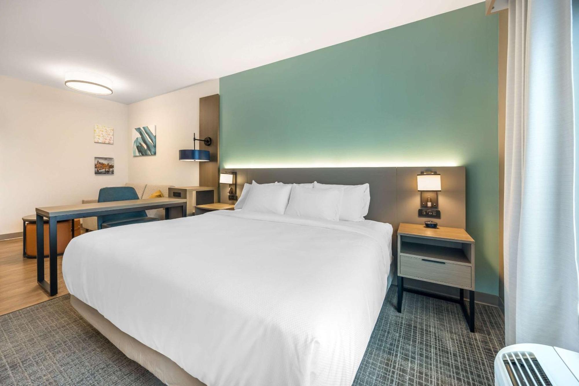 Efficiency King Suite with Roll-In Shower - Disability Access/Non Smoking