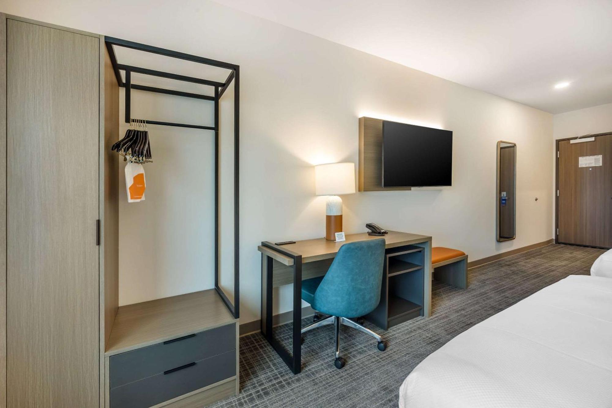 Quadruple Room Two Queen Beds Tub Disability Access or Non Smoking