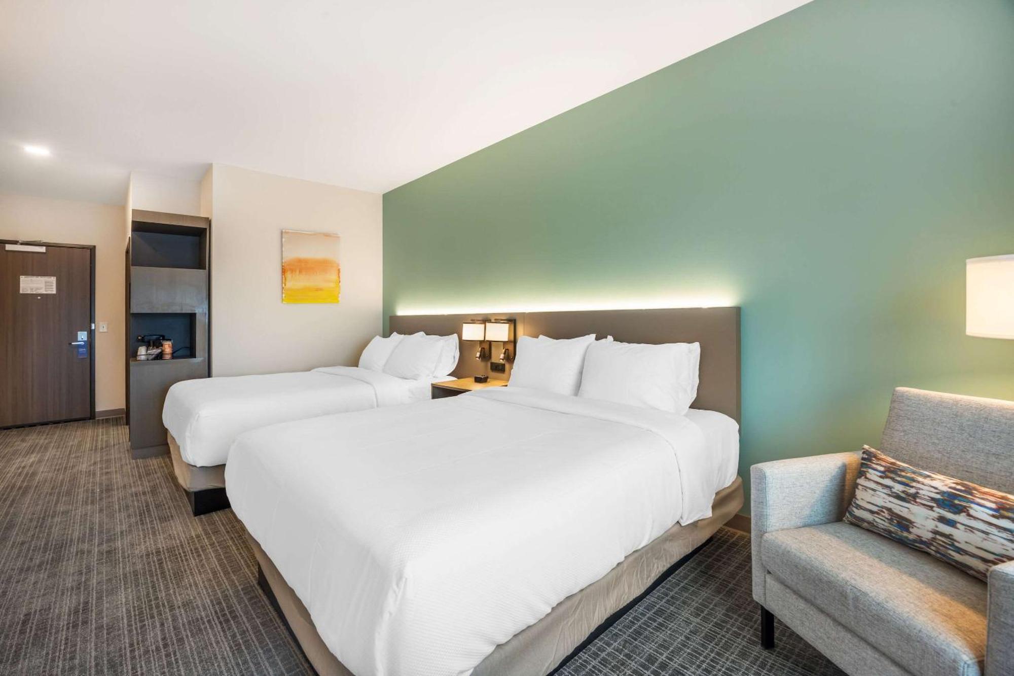 Quadruple Room Two Queen Beds Tub Disability Access or Non Smoking
