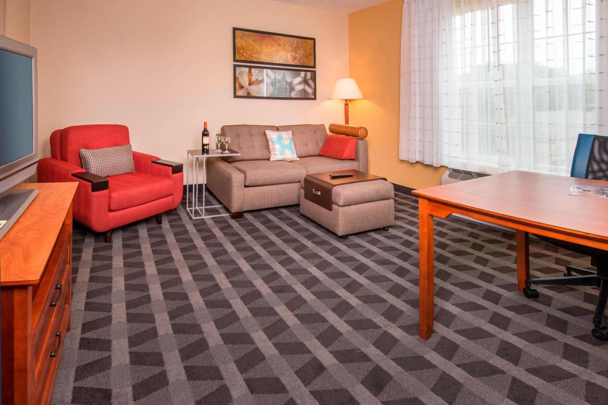 One-Bedroom Queen Suite