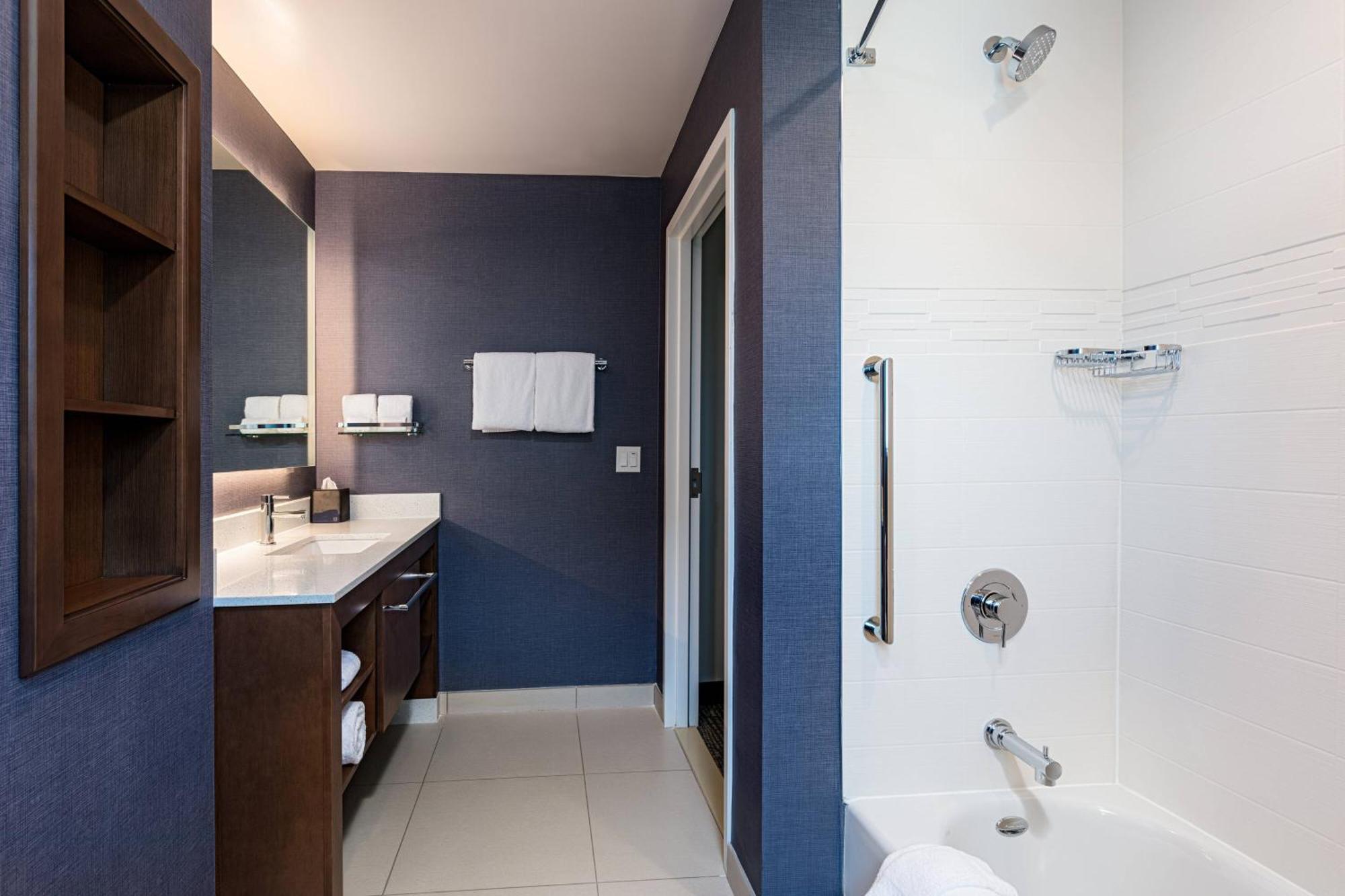 1 Bedroom Suite, 2 Queen, Sofa bed, Mountain view