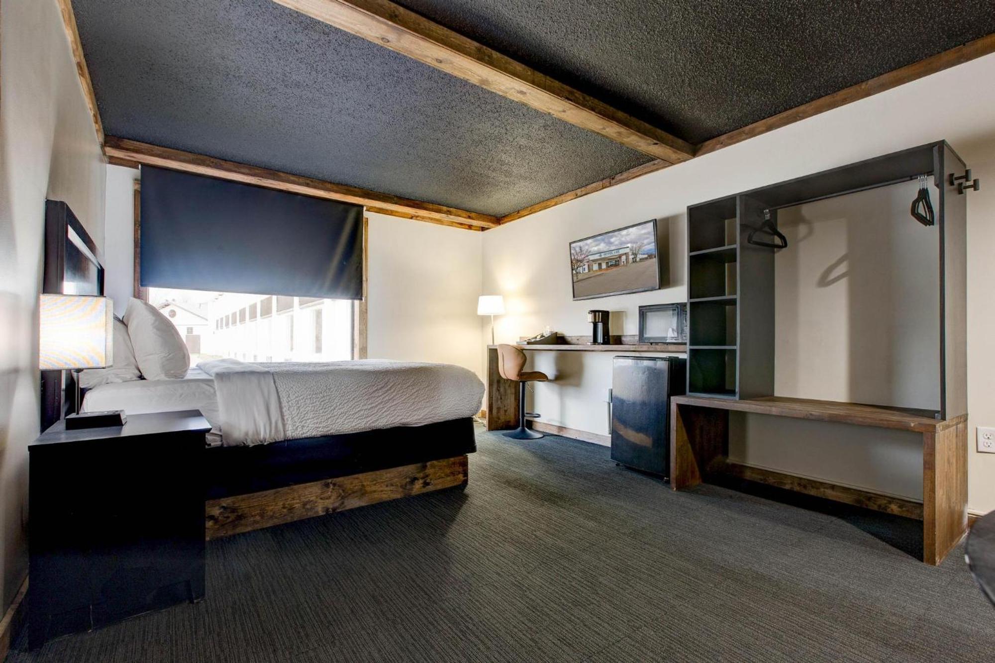 King Room Roll Shower Mobility Access or Non-Smoking