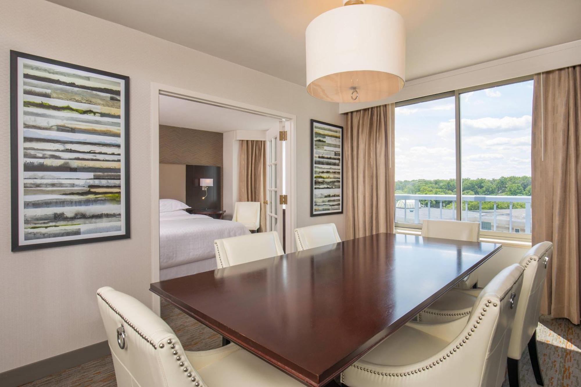 Executive Suite - Club Level Access