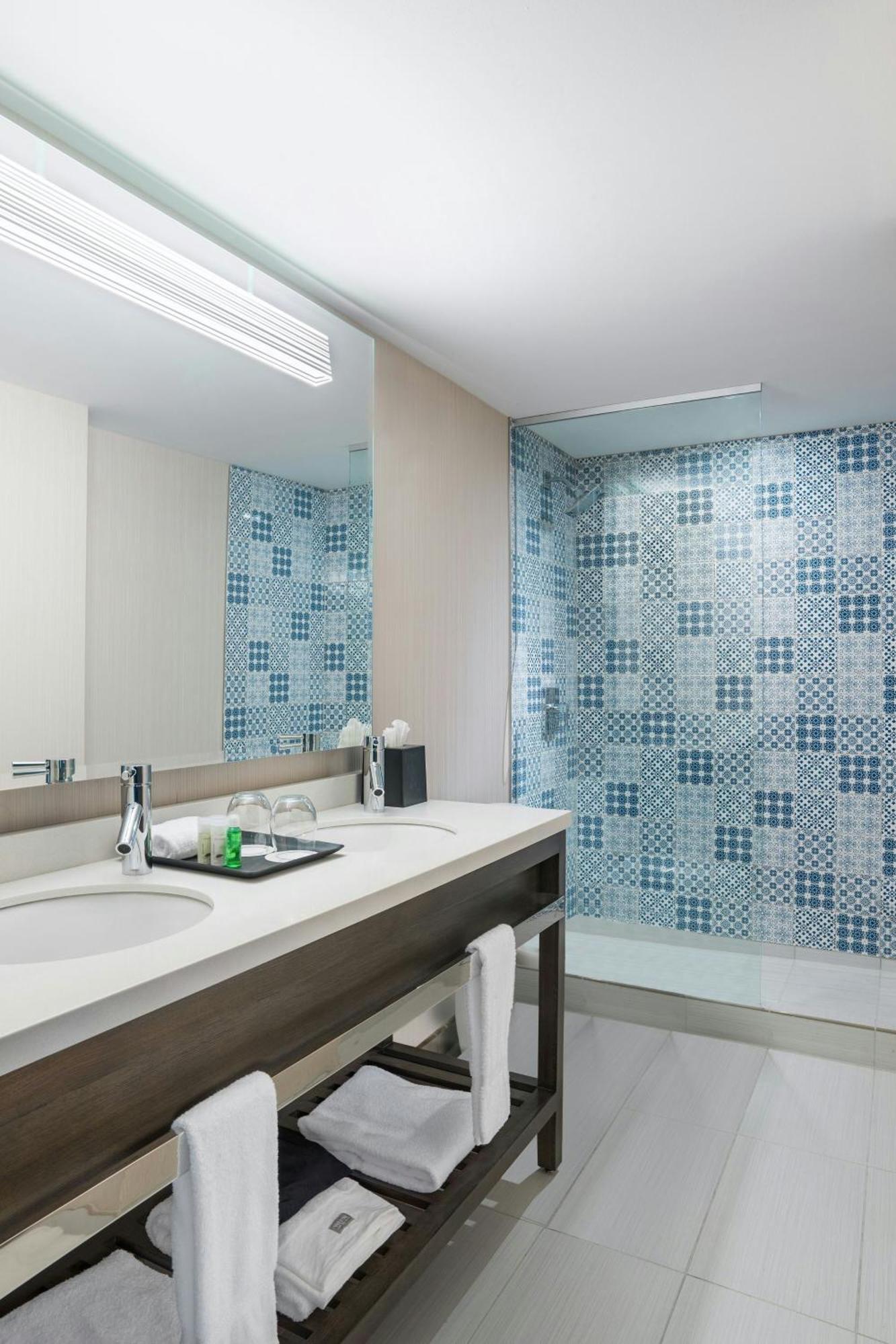 Junior Suite 1 King City view