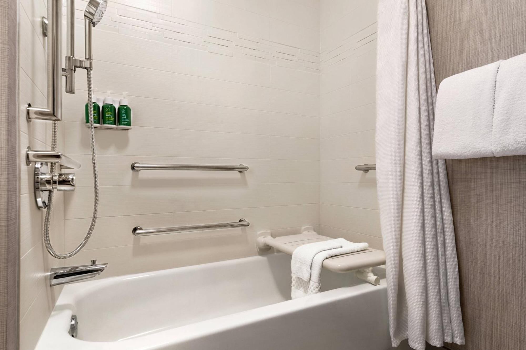 One-Bedroom Queen Suite