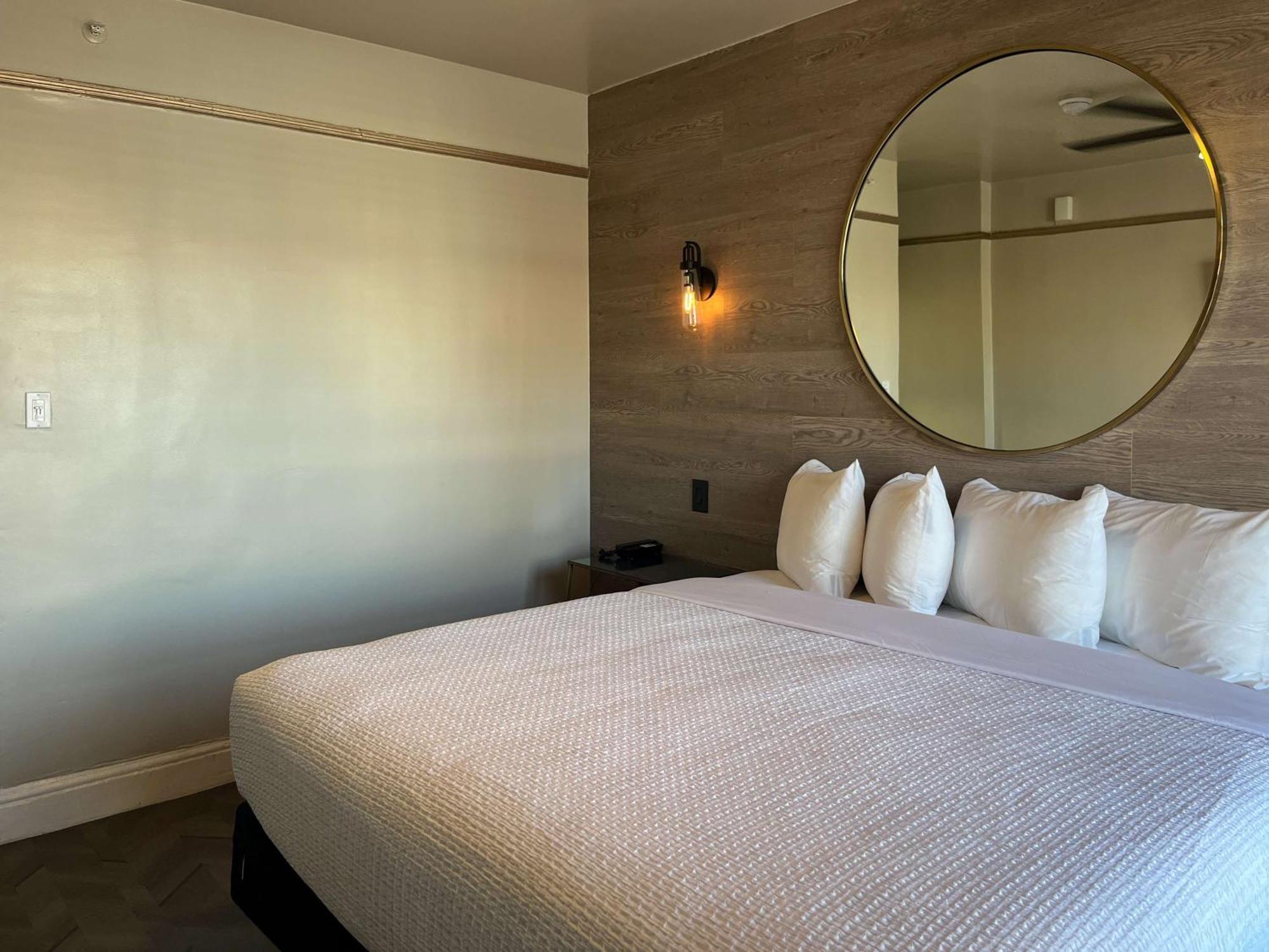 1 King Bed | Non-Smoking