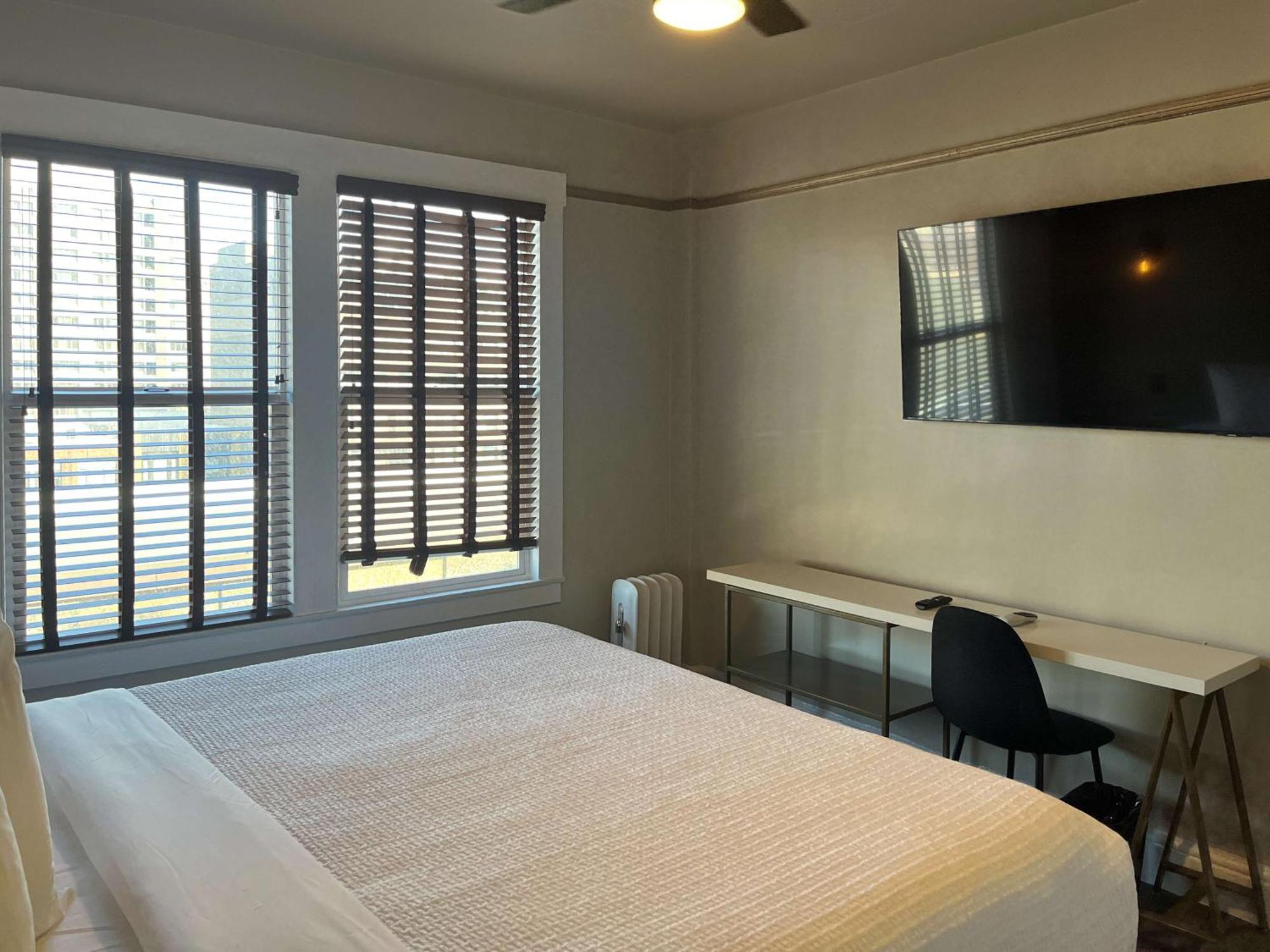 1 King Bed | Non-Smoking