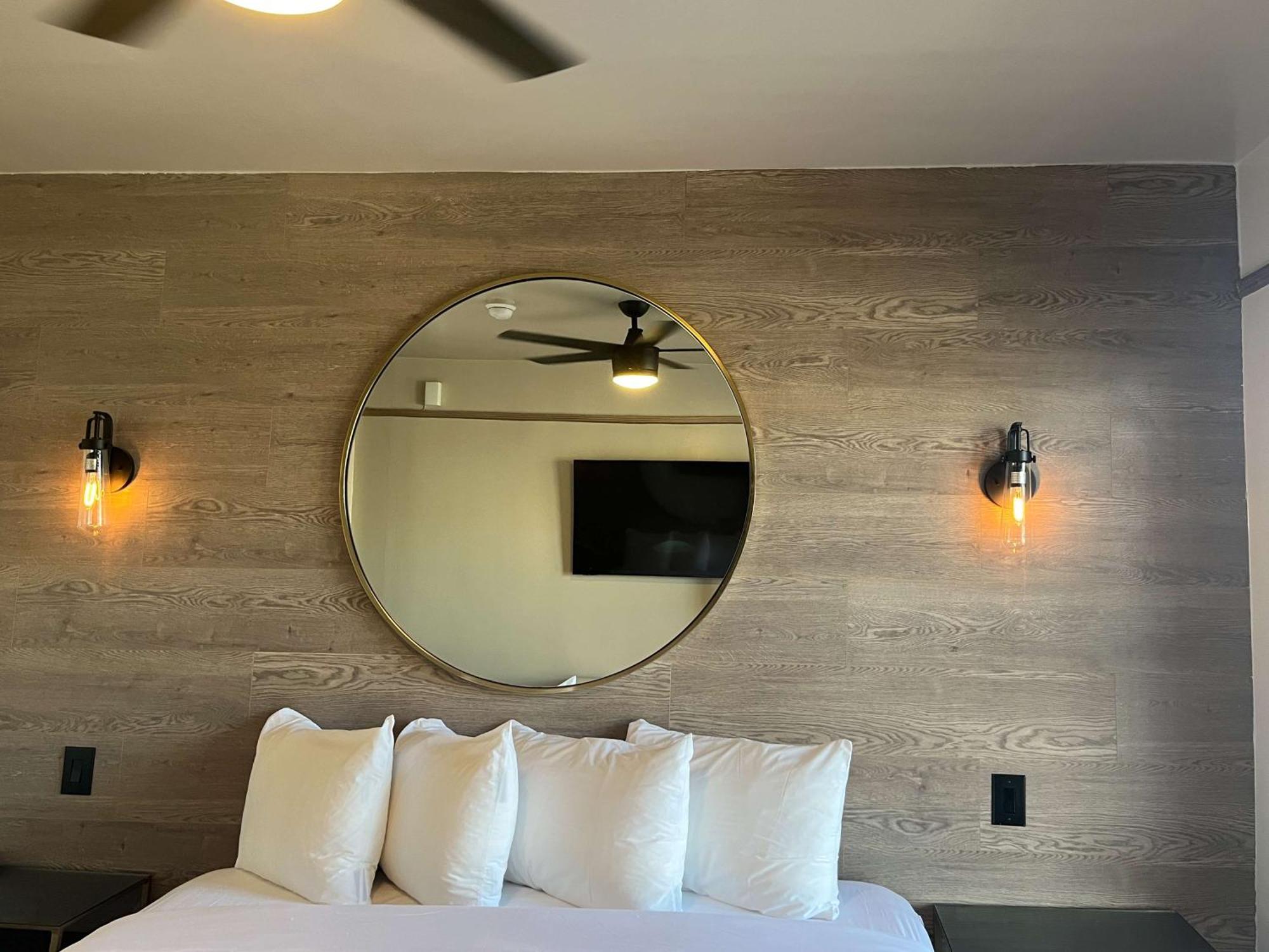 1 King Bed | Non-Smoking