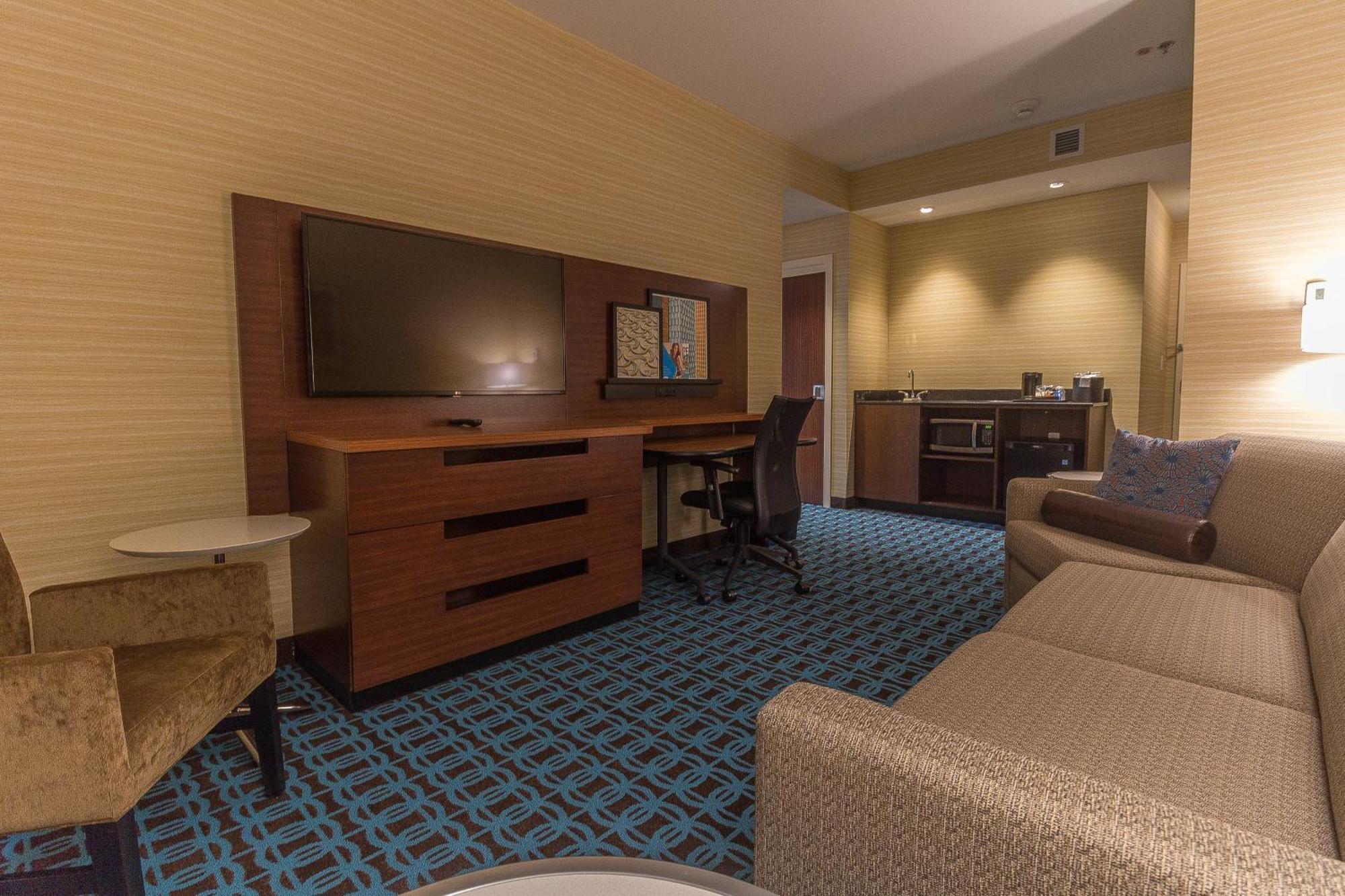 One-Bedroom Queen Suite Two Queen Beds Sofa Bed