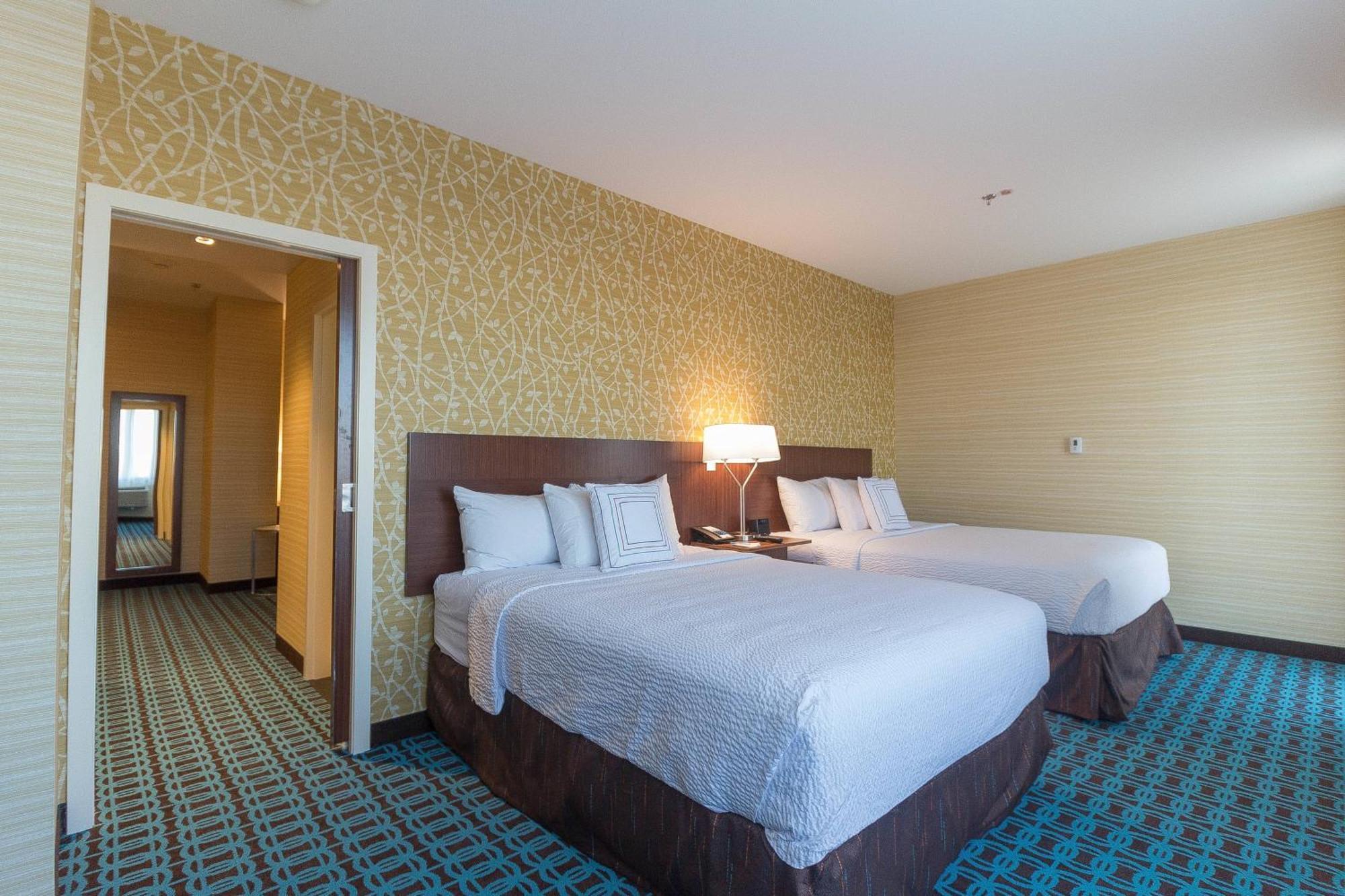 One-Bedroom Queen Suite Two Queen Beds Sofa Bed