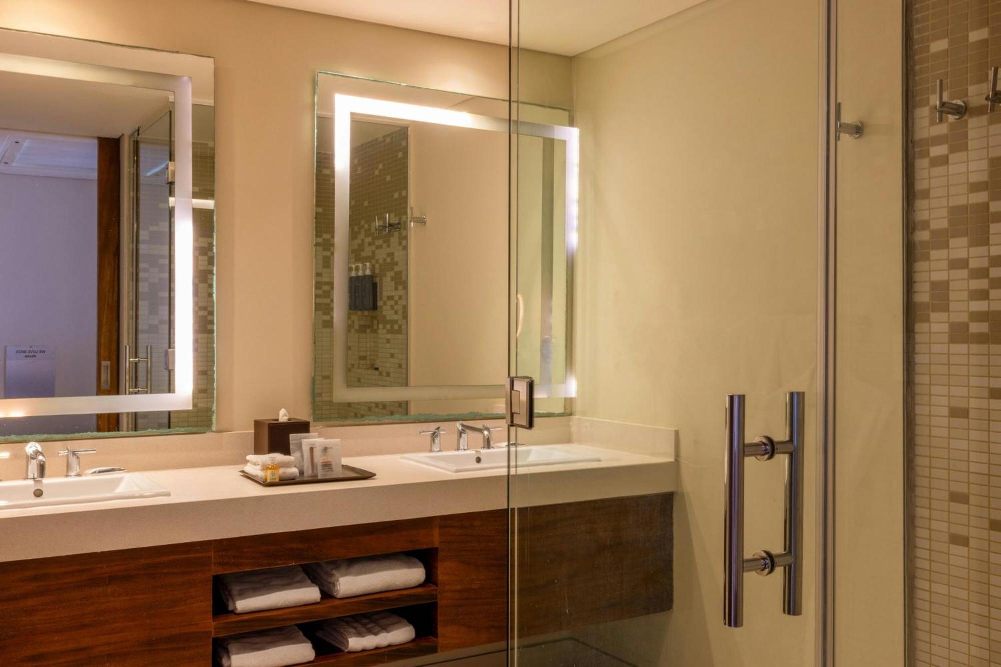 1 Bedroom Junior Suite 1 King Ocean view