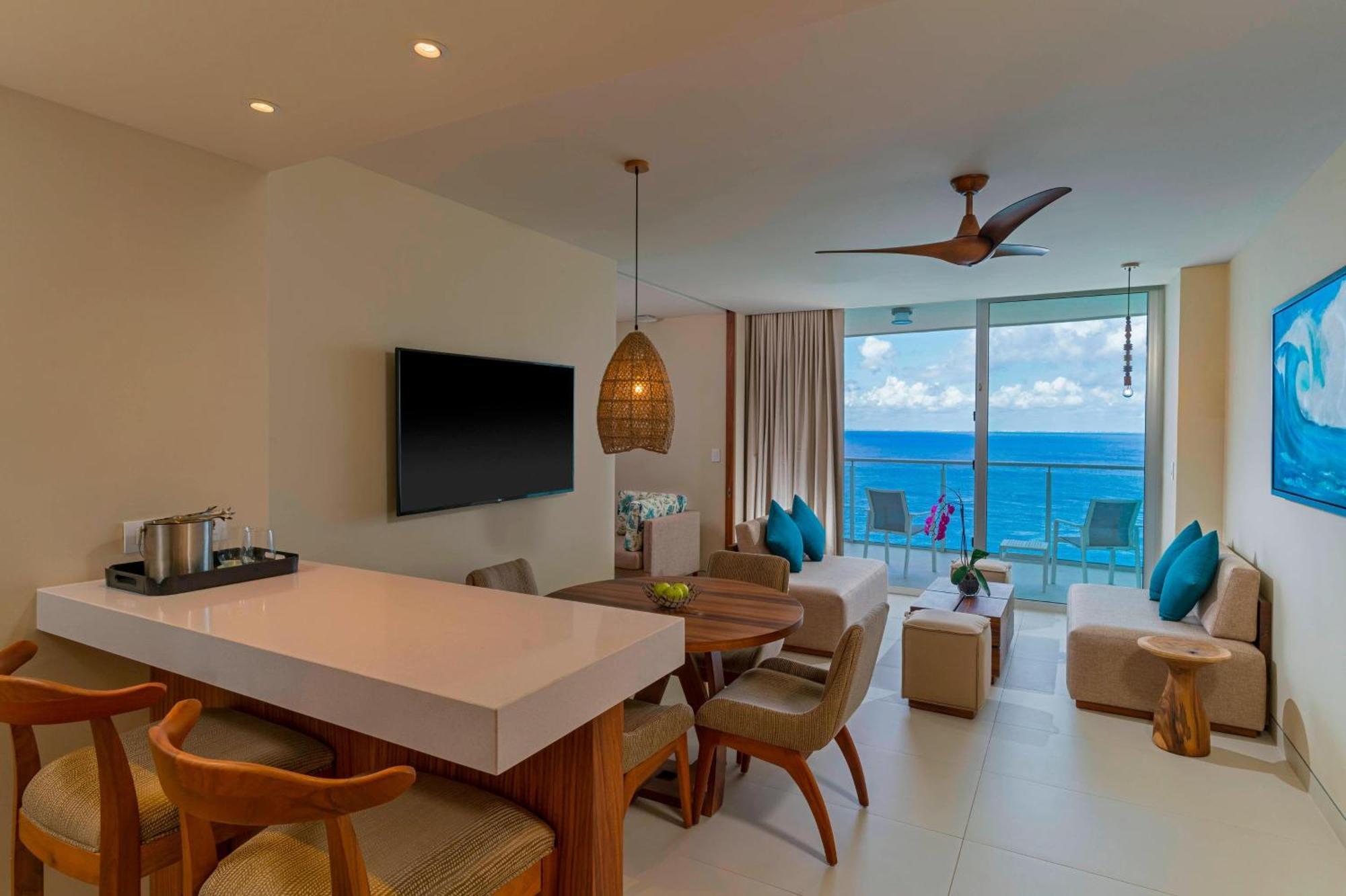 1 Bedroom Junior Suite 1 King Ocean view