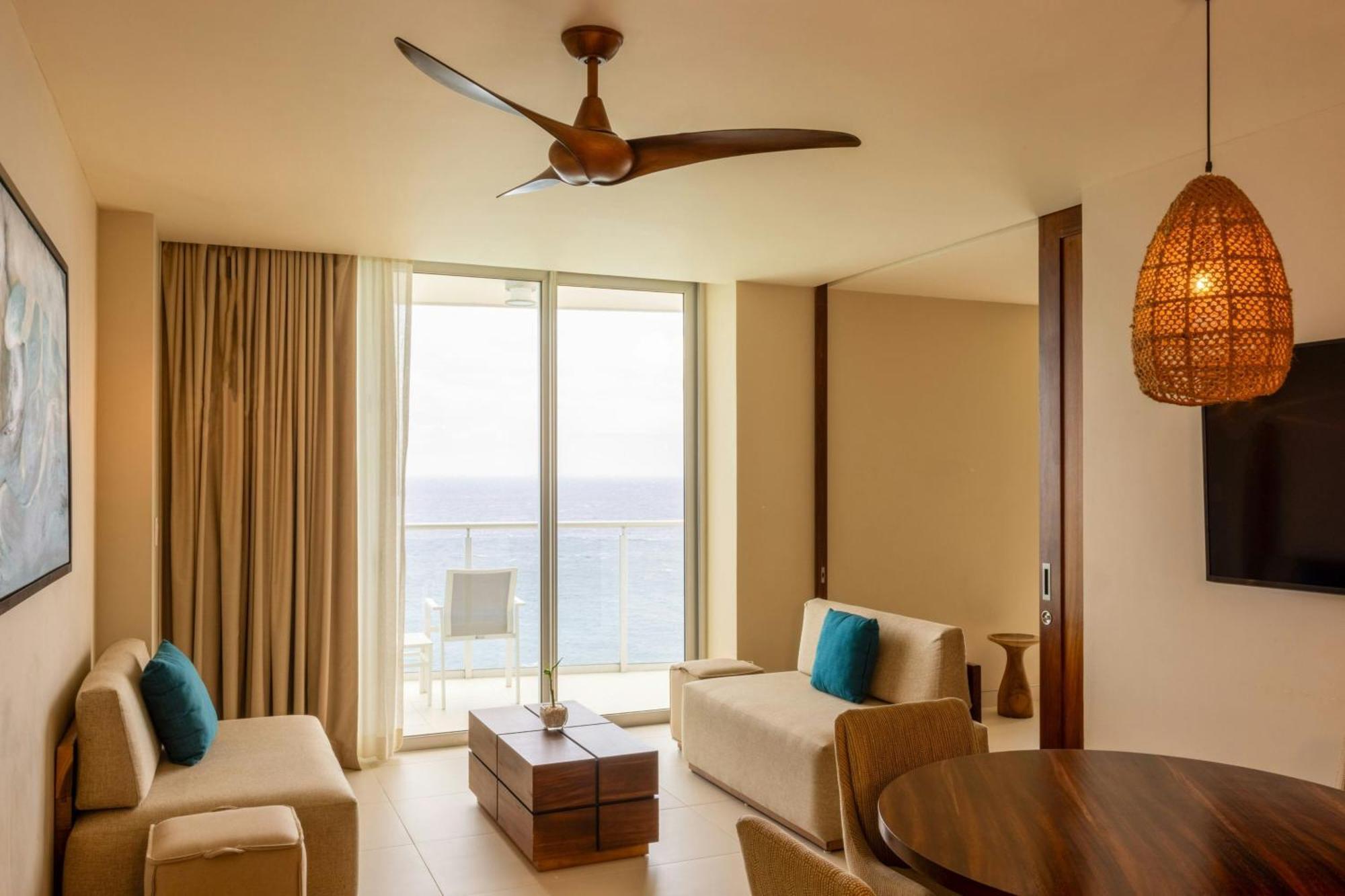 1 Bedroom Junior Suite 1 King Ocean view